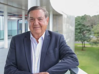 Ser produtor rural ou empresário do setor agropecuário no Brasil é, antes de tudo, um ato de bravura e resiliência. Em meio a um cenário permeado por exigências legais, muitas vezes dissonantes da realidade do campo — com legislações ambientais, trabalhistas e sanitárias de aplicação complexa, por vezes incoerentes ou desproporcionais —, os homens e mulheres do campo perseveram, movidos por um inabalável compromisso com a produção de alimentos, com a segurança alimentar da população e com a sustentabilidade dos recursos naturais. Entretanto, entre todos os desafios enfrentados, o mais desalentador talvez seja o julgamento superficial e, por vezes, hostil de determinados setores da sociedade, que, alheios à complexidade do mundo rural, emitem opiniões depreciativas acerca da agricultura nacional. Tal visão ignora a verdadeira magnitude do agronegócio brasileiro, que, longe de ser um vilão ambiental, constitui-se em uma das maiores conquistas socioeconômicas e tecnológicas da história recente do País. A agricultura brasileira é motivo de legítimo orgulho nacional. Moderna, eficiente, competitiva e, sobretudo, sustentável, ela é responsável por alimentar cerca de um bilhão de pessoas no mundo, ao mesmo tempo em que abastece com fartura o mercado interno. O Brasil se firmou como um dos principais supridores globais de alimentos, com reputação de confiabilidade e equilíbrio perante centenas de nações. A máxima de que “onde há segurança alimentar, há paz social” adquire ressonância especial em nosso país. O contínuo avanço tecnológico do setor agrícola e os sucessivos recordes de produção e produtividade transformaram o Brasil em uma potência agroalimentar. Como demonstram os estudos da Embrapa, conduzidos pelo eminente pesquisador Evaristo de Miranda, o impacto dessa revolução agrícola é tangível: em 1970, com um salário mínimo adquiria-se 41 kg de carne de frango; em 2023, esse mesmo salário permitia a compra de 141 kg. O consumo per capita anual, que era de apenas 3 kg na década de 1970, alcançou impressionantes 46 kg em 2024. Essa democratização do acesso aos alimentos reflete-se nos preços relativos dos itens da cesta básica, que vêm apresentando queda contínua desde 1973. Ademais, pesquisas econômicas reiteradamente demonstram que, onde há crescimento do Produto Interno Bruto (PIB) do agronegócio, há concomitante aumento da renda, da geração de empregos e da qualidade de vida — inclusive nas áreas urbanas. A revolução vivida pela agricultura brasileira nos últimos 40 anos é de proporções épicas. Em meados do século XX, o Brasil era importador líquido de gêneros essenciais como leite, carne e grãos. Entre 1980 e 2020, a produção de grãos aumentou mais de 400%, enquanto a área cultivada expandiu-se apenas 60%, resultado direto da incorporação de tecnologias avançadas e práticas de manejo sustentável. Atualmente, o Brasil é autossuficiente na maioria dos alimentos básicos (com exceção do trigo) e consolidou-se como o segundo maior exportador mundial de alimentos. Urge desconstruir a falácia — repetida, mas infundada — que acusa o agronegócio de ser o principal agente de degradação ambiental. Ao contrário, a agropecuária brasileira tem se mostrado zelosa guardiã dos recursos naturais. Os produtores rurais preservam, em suas propriedades privadas, 282,8 milhões de hectares de vegetação nativa — o que representa 33,2% do território nacional. Trata-se de uma contribuição inestimável à conservação ambiental e à mitigação das mudanças climáticas. Tal realidade foi corroborada por estudos da NASA, que, ao mapear as áreas cultivadas em diversos países, identificou que nações como Dinamarca (76,8%), Ucrânia (74,8%) e Holanda (66,2%) destinam a maior parte de seu território à agricultura. Nos Estados Unidos, esse índice é de 18,3%; na China, 17,7%; e na Argentina, 14%. O Brasil, por sua vez, utiliza apenas 7,6% de sua superfície territorial para a agricultura e pecuária — o menor índice entre os grandes produtores mundiais. No âmbito estadual, Santa Catarina é exemplo paradigmático de conciliação entre produção e preservação. Dos 375.374 imóveis rurais registrados no Cadastro Ambiental Rural (CAR), que ocupam 7,3 milhões de hectares (76,3% da área estadual), 2,6 milhões de hectares encontram-se destinados à preservação da vegetação nativa — o que corresponde a 28% do território catarinense. Além disso, o Estado conta com 3,06 milhões de hectares protegidos por políticas de conservação e 379,9 mil hectares adicionais em áreas indígenas, unidades de conservação e zonas militares. Os dados fornecidos por instituições de renome, como a NASA e a Embrapa, atestam de forma inequívoca a sustentabilidade e a solidez da agricultura brasileira e catarinense. Trata-se de um setor vital, não apenas para a economia, mas para a segurança alimentar global, para o equilíbrio ambiental e para o desenvolvimento social do Brasil. Portanto, é imperativo que a sociedade reconheça, valorize e defenda o papel do agro nacional como verdadeiro sustentáculo da Nação. Porque onde há campo forte, há um Brasil soberano.
