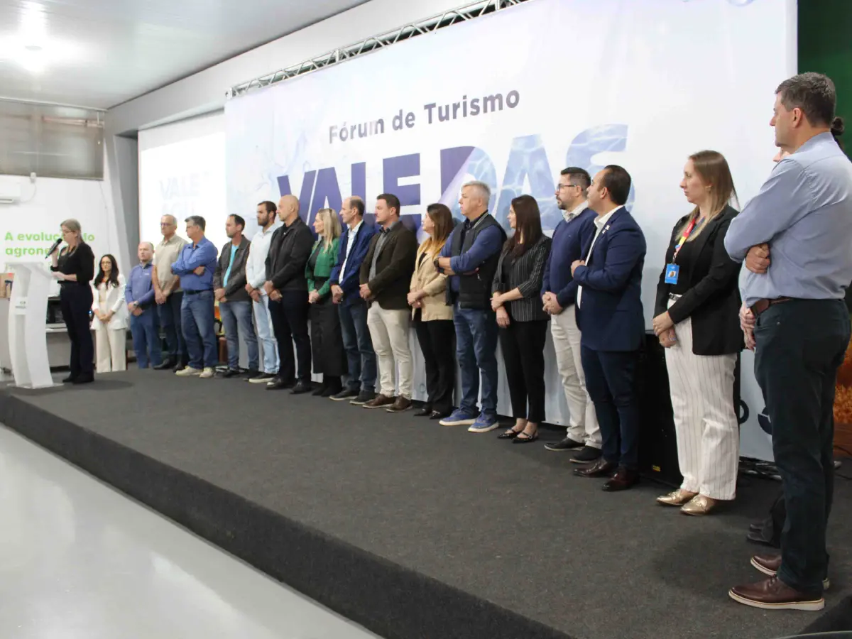 O turismo regional tem provado ser uma poderosa ferramenta de desenvolvimento no oeste catarinense, conectar cultura, natureza e empreendedorismo local. Com esse espírito, o 3º Fórum de Turismo da Instância de Governança Regional (IGR) Vale das Águas reuniu, nesta semana, em Pinhalzinho, representantes dos 27 municípios que integram a região para fortalecer laços, compartilhar experiências e impulsionar estratégias de crescimento sustentável. O evento, realizado com o apoio do Sebrae/SC, mostrou que o turismo vai além da visitação: é um caminho concreto para gerar renda, fixar pessoas no campo e valorizar o que cada território tem de mais belo. “O Fórum foi um momento estratégico de integração entre o setor público, a iniciativa privada, empreendedores e entidades de apoio, como o Sebrae/SC, que atua como um dos principais parceiros do turismo na região. Estima-se que mais de 70% dos projetos turísticos desenvolvidos no oeste catarinense contam com o nosso apoio em fomentar os atrativos, apresentando cases e mostrando iniciativas que deram certo, que são essenciais para a manutenção desta atividade”, salientou a analista de negócios do Sebrae/SC, Marieli Aline Musskopf. A anfitriã do evento, prefeita em exercício de Pinhalzinho, Franciéli Werlang, destacou a satisfação do município em sediar a terceira edição do Fórum de Turismo do Vale das Águas. “É uma alegria muito grande receber esse importante encontro, que envolve 27 municípios da nossa região. Sabemos da relevância de incentivar o turismo como uma nova matriz econômica, promovendo a diversidade e fortalecendo o desenvolvimento local”, afirmou. VALORIZANDO O LOCAL A programação do evento incluiu palestras com nomes de destaque no cenário turístico estadual e nacional. O vice-prefeito e secretário de Turismo de Bombinhas, José Antônio Olímpia, compartilhou as Boas Práticas de Gestão Pública que contribuíram para posicionar Bombinhas como referência em turismo sustentável. “O trabalho começa com a aceitação da comunidade. É preciso que ela esteja disposta a receber o turista, em parceria com a prefeitura e o empresariado”, afirmou Olímpia. Segundo ele, na cidade, o turismo foi estruturado com base nos pescadores e maricultores, enquanto, no oeste, o grande potencial está na agricultura e no meio rural. Olímpia salientou ainda que, assim como ocorreu em Bombinhas no passado, o oeste enfrenta o desafio de evitar o êxodo dos jovens. “Muitos acabam não dando continuidade à cultura local porque saem para estudar e empreender em grandes centros. O ideal é que permaneçam e encontrem no turismo uma forma de manter a cultura e a raiz familiar”, defendeu. Entre as recomendações, enfatizou a importância da formalização dos negócios, da capacitação dos empreendedores e da criação de roteiros turísticos que envolvam o cotidiano das famílias rurais. “O turista hoje busca experiências autênticas, quer viver o dia a dia da comunidade, não apenas visitar”, pontuou. Ele citou o potencial da região para o turismo rural, especialmente com a valorização do frio, dos chalés e do contato direto com a natureza e a cultura local. O vice-prefeito também reforçou o papel de iniciativas como o Programa Cidade Empreendedora e as Salas do Empreendedor, que ajudam a preparar os pequenos negócios para atender melhor os visitantes. Em Bombinhas, inclusive, está prestes a ser lançada uma nova Rota da Tainha, exemplo de como valorizar produtos locais com identidade turística. FOMENTANDO O TURISMO A coordenadora estadual de Turismo do Sebrae/SC, Aline Miranda, apresentou e lançou o projeto Viva Santa Catarina, voltado ao fomento do turismo de experiência e à qualificação do receptivo turístico, uma carência identificada na região. Ela ressaltou que a atividade é uma construção coletiva e territorial, e que os avanços não ocorrem de forma isolada. “Ninguém faz nada sozinho no turismo. É preciso conexão entre pessoas, entre cidades e entre ideias. Nosso desafio agora é fazer com que esses turistas permaneçam mais tempo aqui, conheçam o que essa região tem a oferecer, e não apenas passem direto rumo ao litoral”, pontuou. O projeto visa formar e capacitar guias, agências de turismo receptivo, condutores locais, motoristas, profissionais de tecnologia com potencial de formalização, entre outros, promovendo a valorização do território, a identidade local e o acesso ao mercado. “Estamos iniciando uma nova era para o turismo do oeste, com foco em formar quem vai receber bem, contar histórias e encantar quem chega”, concluiu Aline. CASES DE SUCESSO Além das palestras, foram apresentados três cases de sucesso que ilustram como o turismo vem transformando realidades no oeste e extremo oeste catarinense. Em Formosa do Sul, a Área de Lazer Chico Mendes, gerida por jovens empreendedores rurais, consolidou-se como uma alternativa ao êxodo rural, oferecendo chalés, trilhas, tirolesa e museu. Em Nova Erechim, o Mirante Sol Nascente se tornou ponto turístico de contemplação, com vista para o nascer do sol sobre dez municípios. Já em Quilombo, o Refúgio das Quedas foi criado por Daiane Conci em homenagem ao pai e hoje atrai turistas com hospedagem em meio à natureza, próximo às quedas do Rio Chapecó. Entre os participantes do Fórum, também estiveram presentes empreendedores que já atuam no setor turístico regional, como Daniel Palombit, do Termas São João, empreendimento com duas décadas de história. Para ele, o evento foi uma oportunidade de qualificar ainda mais a equipe. “Buscamos em um evento como esse capacitar nossos funcionários, trocar experiências e entender o que está funcionando”, afirmou. O empresário também compartilhou sua experiência com a consultoria do Sebrae/SC, parceria que já dura cerca de 10 anos. “Através do Sebrae/SC, tivemos acesso a diversos cursos e orientações importantes. Sempre que precisamos de algo, a entidade está junto, auxiliando e apontando caminhos”, disse. Segundo ele, esse suporte técnico foi fundamental para aprimorar a gestão e identificar oportunidades de inovação no negócio. INSTÂNCIA DE GOVERNANÇA REGIONAL (IGR) VALE DAS ÁGUAS A Instância de Governança Regional Vale das Águas é uma das regiões turísticas definidas pelo Ministério do Turismo e reúne municípios do oeste e extremo-oeste catarinense que compartilham uma oferta similar de atrativos, especialmente voltados ao turismo de natureza e às águas termais. Entre os destaques naturais da região estão os rios Uruguai e Chapecó, além de um crescente interesse por ecoturismo e turismo de contemplação. Fonte: Sebrae/SC