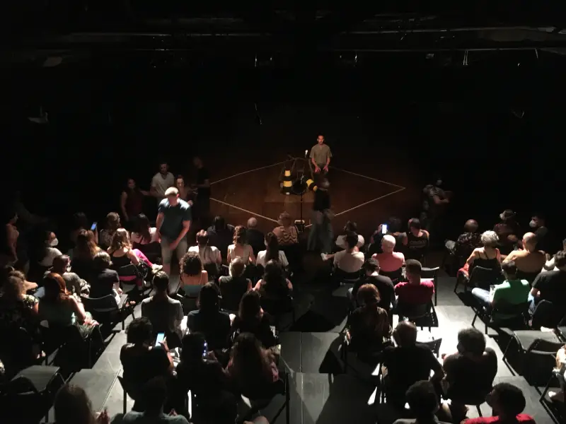 Espetáculo "A Indiferente Solidão de Todas as Coisas" estreia em Palhoça e inicia turnê por diferentes cidades de SC