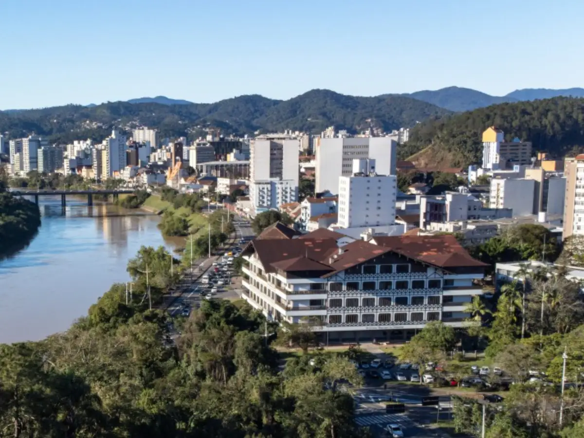 BLUMENAU BRILHA ENTRE AS CIDADES MAIS MENCIONADAS NAS REDES SOCIAIS EM 2025