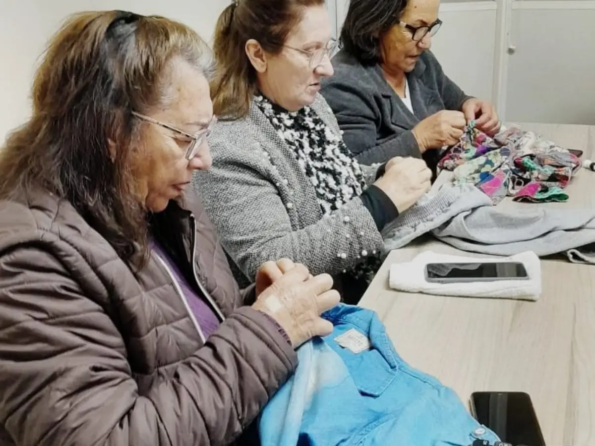 Assistência Social oferece oficinas de reutilização e customização de roupas