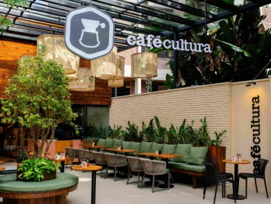 A rede de cafeterias Café Cultura, fundada em Florianópolis (SC), conquistou o prestigiado prêmio nacional Reputation Awards 2025, promovido pela Harmo em parceria com o Reclame Aqui. A marca foi a primeira colocada na categoria Franquias de Alimentação, concorrendo com empresas de todo o país. “Receber esse prêmio nos motiva a continuar investindo cada vez mais no bom atendimento e na melhoria constante da experiência do cliente”, afirma Luciana Melo, fundadora e CEO do Café Cultura, empresa que conta atualmente com 46 lojas em SC, PR, RS, SP e RJ. O Reputation Awards reconhece as empresas que mais se destacaram no Brasil na forma como interagem com seus consumidores e constroem uma imagem positiva e confiável no ambiente digital. E revela as marcas que estão liderando o futuro da reputação digital no Brasil. Ao todo, foram premiadas 21 empresas, distribuídas em sete categorias. Os vencedores foram definidos com base em dados, na confiança dos consumidores e na transformação da experiência do cliente. O prêmio foi entregue em São Paulo e recebido pelo Head de expansão do Café Cultura, Petrônio Limão, durante o Reputation Day, evento que reúne líderes e especialistas para celebrar as marcas que são referência nacional no relacionamento com o cliente e na gestão estratégica da reputação digital. Sobre o Café Cultura - (E)coar e (e)levar a cultura da apreciação de cafés especiais, sendo reconhecida como marca-referência no Brasil. Esta é a missão do Café Cultura que há mais de 20 anos tem como compromisso oferecer, em cada uma de suas lojas, um ambiente propício a experiências acolhedoras ligadas ao que há de melhor do café e da gastronomia. Essa atmosfera é complementada pela torrefação diária dos grãos 100% arábica, oriundos de fazendas e produtoras independentes com certificado de sustentabilidade e rastreabilidade. Com DNA catarinense (fundada em Florianópolis) e surgida a partir do sonho de uma mineira e de um americano, a rede, comercializa mais de 5 milhões de xícaras ao ano. Atua no franchising desde 2014 e conta atualmente com 46 lojas em SC, PR, RS, SP e RJ – em expansão para outras localidades brasileiras. A boa reputação da rede se ratifica por meio das inúmeras premiações e reconhecimentos ao longo dos anos.
