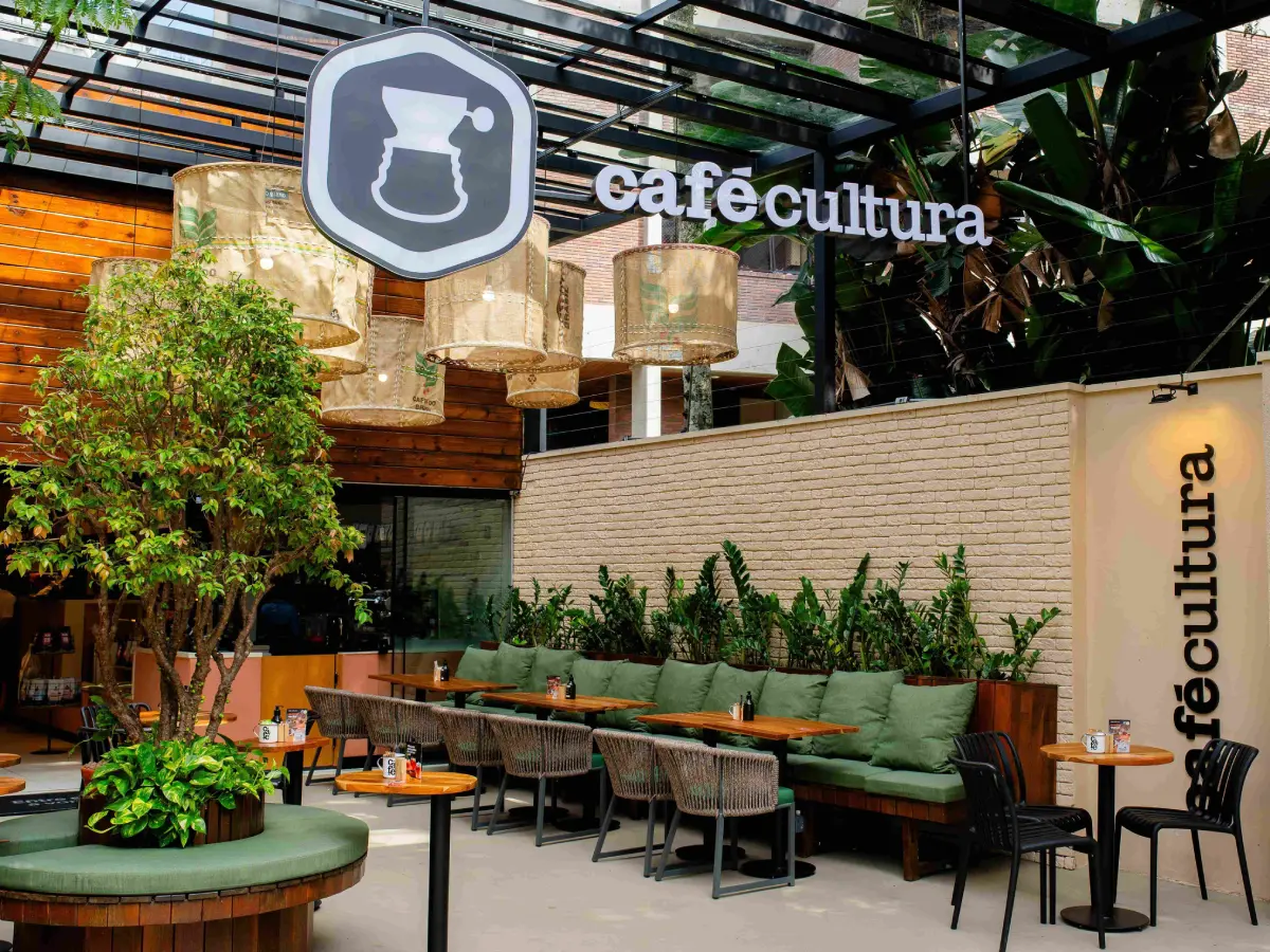 A rede de cafeterias Café Cultura, fundada em Florianópolis (SC), conquistou o prestigiado prêmio nacional Reputation Awards 2025, promovido pela Harmo em parceria com o Reclame Aqui. A marca foi a primeira colocada na categoria Franquias de Alimentação, concorrendo com empresas de todo o país. “Receber esse prêmio nos motiva a continuar investindo cada vez mais no bom atendimento e na melhoria constante da experiência do cliente”, afirma Luciana Melo, fundadora e CEO do Café Cultura, empresa que conta atualmente com 46 lojas em SC, PR, RS, SP e RJ. O Reputation Awards reconhece as empresas que mais se destacaram no Brasil na forma como interagem com seus consumidores e constroem uma imagem positiva e confiável no ambiente digital. E revela as marcas que estão liderando o futuro da reputação digital no Brasil. Ao todo, foram premiadas 21 empresas, distribuídas em sete categorias. Os vencedores foram definidos com base em dados, na confiança dos consumidores e na transformação da experiência do cliente. O prêmio foi entregue em São Paulo e recebido pelo Head de expansão do Café Cultura, Petrônio Limão, durante o Reputation Day, evento que reúne líderes e especialistas para celebrar as marcas que são referência nacional no relacionamento com o cliente e na gestão estratégica da reputação digital. Sobre o Café Cultura - (E)coar e (e)levar a cultura da apreciação de cafés especiais, sendo reconhecida como marca-referência no Brasil. Esta é a missão do Café Cultura que há mais de 20 anos tem como compromisso oferecer, em cada uma de suas lojas, um ambiente propício a experiências acolhedoras ligadas ao que há de melhor do café e da gastronomia. Essa atmosfera é complementada pela torrefação diária dos grãos 100% arábica, oriundos de fazendas e produtoras independentes com certificado de sustentabilidade e rastreabilidade. Com DNA catarinense (fundada em Florianópolis) e surgida a partir do sonho de uma mineira e de um americano, a rede, comercializa mais de 5 milhões de xícaras ao ano. Atua no franchising desde 2014 e conta atualmente com 46 lojas em SC, PR, RS, SP e RJ – em expansão para outras localidades brasileiras. A boa reputação da rede se ratifica por meio das inúmeras premiações e reconhecimentos ao longo dos anos.