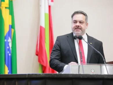 Deputado propõe novas políticas para IA, cibersegurança e mudanças climáticas em Santa Catarina