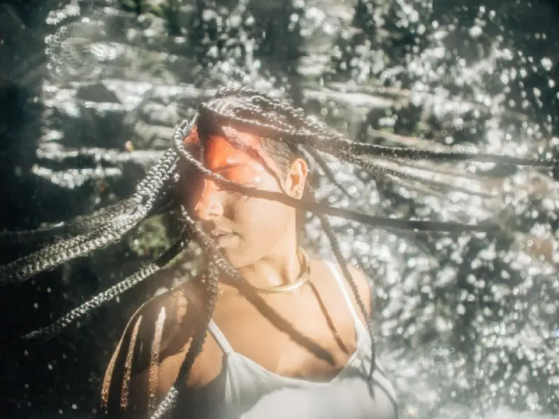 Anis de Flor traz um espetáculo sensorial, ancestral e percussivo para a Fábrica de Metais, com seu show "FÉRTIL"