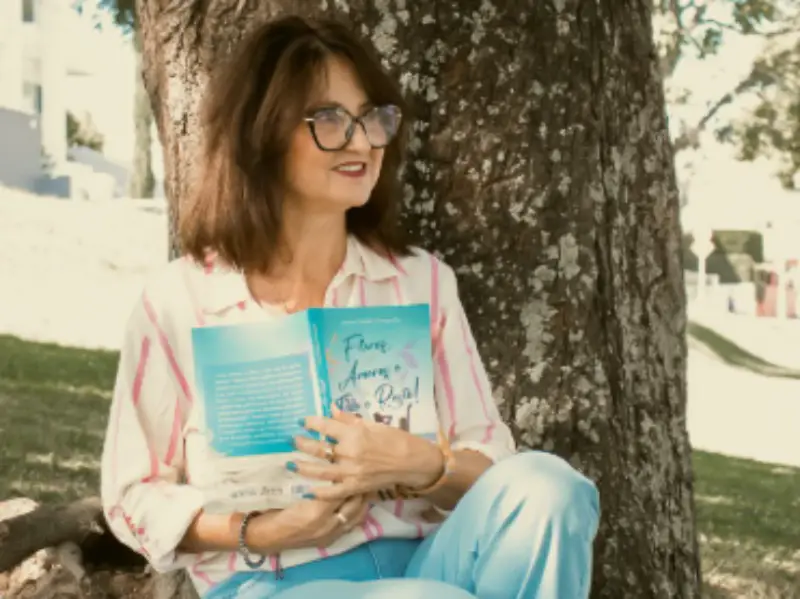 Lançamento de 'Flores, amores e todo o resto!', de Márcia Regina, promove literatura, arte e encontros na MAC Galeria