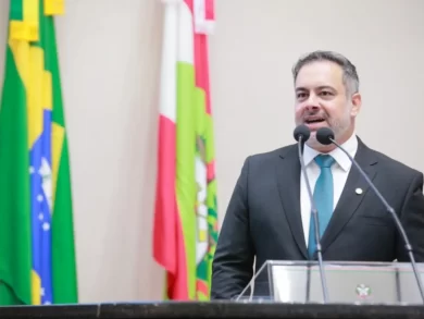 Thiago Morastoni, de Itajaí, toma posse na Assembleia Legislativa