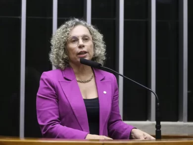 Fraude bilionária no INSS teve origem no governo Bolsonaro e só foi desmontada graças às investigações do governo Lula, afirma Ana Paula Lima