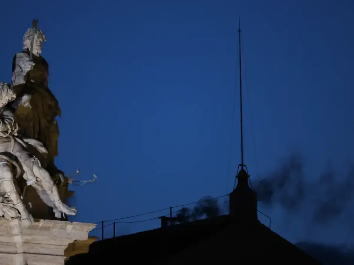 Fumaça preta: cardeais ainda não escolheram papa