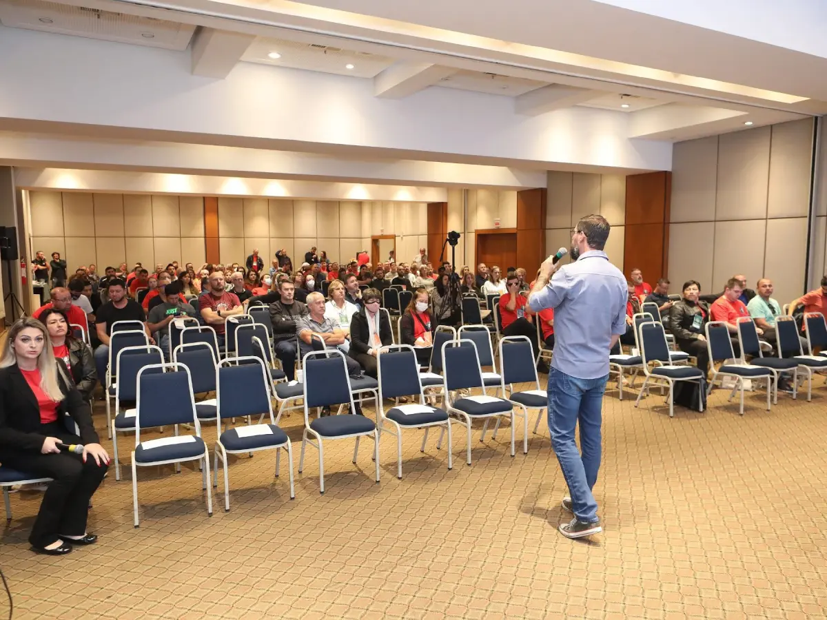 Entre os dias 29 e 31 de maio, a cidade de Blumenau sediará o 12º Congresso dos Empregados da Celesc, evento que reúne trabalhadores de todo o Estado para debater os rumos da principal empresa pública de energia de Santa Catarina. Durante os três dias, a pauta central envolverá a discussão de sugestões para o planejamento estratégico, a gestão eficiente e o desenvolvimento de uma estrutura robusta de empresa pública. O objetivo é que a entidade siga comprometida com a qualidade dos serviços prestados aos seus usuários e com a valorização de seus funcionários. Promovido pelo representante dos empregados no Conselho de Administração da Celesc, Paulo Guilherme Horn, o evento tem patrocínio da própria empresa e dos sindicatos da Intersindical dos Eletricitários de Santa Catarina (Intercel), da Fundação Celesc de Seguridade Social (Celos), da Associação dos Aposentados e Pensionistas da Celesc (APCelesc) e da Cooperativa de Crédito dos Empregados da Celesc (Credelesc) e deve reunir cerca de 200 participantes, entre lideranças sindicais, especialistas do setor elétrico, representantes institucionais e trabalhadores ativos e aposentados da Celesc. De acordo Horn, o objetivo do congresso vai além do debate técnico: trata-se de construir um plano de ação que enfrente a lógica da privatização e reforce a posição da Celesc como patrimônio do povo catarinense. “Estamos vivendo um momento em que empresas privadas, ao assumirem setores estratégicos, impõem prejuízos à sociedade e aos trabalhadores. É fundamental pensar estrategicamente o papel da Celesc como empresa pública, profissional e comprometida com o bem comum, inclusive reconhecida por oferecer uma das menores tarifas de energia do país”, afirma Horn. Desde 1997, o congresso é realizado a cada três anos, se consolidando como um espaço fundamental para o setor elétrico catarinense. Ele proporciona um ambiente para que os trabalhadores participem ativamente das discussões sobre os rumos da companhia, fortalecendo a gestão participativa dentro da Celesc. Como preparação para esta 12ª edição, ocorreram 17 seminários regionais entre outubro e novembro de 2024. Esses encontros contaram com a presença de aproximadamente 500 trabalhadores, com o intuito de identificar pontos importantes, necessidades e perspectivas da companhia sob a ótica de seus empregados. Agenda do congresso O 12º Congresso dos Empregados da Celesc terá deliberações sobre temas institucionais relevantes, como quadro de empregados, condições de trabalho, investimentos no setor elétrico e o posicionamento em prol da manutenção da Celesc como empresa pública. Adicionalmente, será elaborada uma pauta de sugestões para os sindicatos, abrangendo benefícios, melhorias nas condições de trabalho e políticas internas. No dia 29 de maio, Clarice Ferraz, economista e diretora do Instituto Ilumina, apresentará uma análise da conjuntura do setor elétrico nacional. As atividades continuam na sexta-feira (30/5) com um diagnóstico de Paulo Guilherme Horn sobre os seminários regionais. Estão programadas também palestras com a direção da empresa que falará sobre o direcionamento referente a investimentos e quadro de pessoal para os próximos anos. Haneron Marcos, representante dos empregados no Conselho de Administração da Casan, Jeferson Leandro Teixeira da Silva e Emerson Andrada Leite, representantes do Sindieletro (MG), compartilharão experiências e falarão sobre os desafios e a sustentabilidade de empresas públicas estatais. No mesmo dia, serão formados grupos de trabalho para a construção de propostas institucionais para o conselheiro e uma agenda de trabalho para as entidades. Já o dia 31 de maio será dedicado à consolidação das resoluções e elaboração de moções. Serviço O quê: 12º Congresso dos Empregados da Celesc Quando: 29 a 31 de maio Horário: 29/5 - a partir das 18h | 30/5 - a partir das 8h | 31/5 - a partir das 8h30min Onde: Quality Hotel Rua Hermann Huscher, 670 - Vila Formosa, Blumenau (SC)