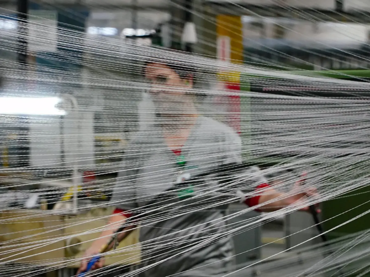 Santa Catarina registrou a menor taxa de desemprego do país no trimestre encerrado em março de 2025. Os dados da Pesquisa Nacional por Amostra de Domicílios Contínua (PNAD Contínua) foram divulgados nesta sexta-feira, 16, pelo IBGE. A taxa de desemprego no Estado foi de 3%, diante de uma média nacional de 7%. Santa Catarina é um estado de gente empreendedora, que gosta de trabalhar e produzir. É por isso que estamos sempre acima da média nacional. E o Governo do Estado também segue fazendo sua parte, apoiando quem produz, quem gera emprego, renda, com infraestrutura de qualidade e segurança jurídica. Isso é fundamental também para atrair mais investimentos e garantir mais oportunidades de trabalho pra nossa gente”, disse o governador Jorginho Mello. “Soma-se a esse destaque o alto nível de ocupação registrado em Santa Catarina. Somos o segundo Estado do país com a maior proporção de pessoas em idade de trabalhar que estão efetivamente ocupadas”, afirmou a Diretora de Políticas Públicas da Secretaria de Estado do Planejamento (Seplan), Larissa Borges. Os resultados no último trimestre superaram os registrados no trimestre anterior. O Estado registrou nível de ocupação de 66,3%, ficando atrás apenas do Mato Grosso, que registrou 67%, enquanto a média nacional foi de 57,8%. “Os dados demonstram o alto nível de envolvimento da população na força de trabalho catarinense. Mostram o quanto o mercado está absorvendo mão de obra. Mostram que somos gente que trabalha, que empreende, que se dedica e se compromete com a qualidade de vida no nosso Estado”, complementou Larissa Borges. Menor taxa de informalidade do país Complementarmente, o gerente de Avaliação e Monitoramento de Políticas Públicas da Seplan, Pietro Caldeirini Aruto, informa que no quesito informalidade, Santa Catarina teve um índice de 25,30% no trimestre – o menor do país – seguido pelo Distrito Federal (28,2%) e por São Paulo (29,3%). O nível médio de informalidade no Brasil foi de 38%. “A formalidade das ocupações é um aspecto crucial para avaliar a estrutura do mercado de trabalho. Ocupações amparadas pela legislação estão associadas a um maior nível de produtividade e a uma menor vulnerabilidade do trabalhador”, declarou Pietro Aruto. No contexto trabalhista, analisar a taxa de informalidade é um dado importante, pois revela o percentual de empregados sem carteira assinada ou sem CNPJ. Reforçando os demais dados, Santa Catarina apresenta a menor subocupação por insuficiência de horas trabalhadas, dentre todas as unidades da federação. No último trimestre, essa taxa foi de 5,3%, diante de uma média nacional de 15,9%. O resultado sugere que a maior parte dos trabalhadores catarinenses está empregada em jornadas adequadas às suas necessidades ou expectativas. Rendimento acima da média nacional Em relação ao rendimento médio habitualmente recebido em todos os trabalhos, Santa Catarina teve o quarto melhor resultado, atrás do Distrito Federal, Rio de Janeiro e São Paulo. O rendimento médio em SC ficou em R$ 4.019,00, um crescimento de 12,48% em relação ao mesmo trimestre do ano anterior. A média em SC superou em 17,86% a média nacional, que foi de R$ 3.410,00. Em comparação com o mesmo trimestre do ano anterior, as atividades de trabalho que mais cresceram em SC foram: Administração pública, defesa, seguridade social, educação, saúde humana e serviços sociais (6,8%); Informação, comunicação e atividades financeiras, imobiliárias, profissionais e administrativas (6,2%); Comércio, reparação de veículos automotores e motocicletas (6,1%); bem como Alojamento e alimentação (5%). A PNAD Contínua é realizada pelo IBGE e traz dados sobre emprego, rendimento, informalidade e outras características do mercado de trabalho. Os dados são atualizados trimestralmente. A Secretaria de Estado do Planejamento (Seplan), por meio da Diretoria de Políticas Públicas, desenvolve estudos pormenorizados com base nos dados oficiais. Acesse os boletins em: https://www.seplan.sc.gov.br/indicadores-e-boletins-economicos/