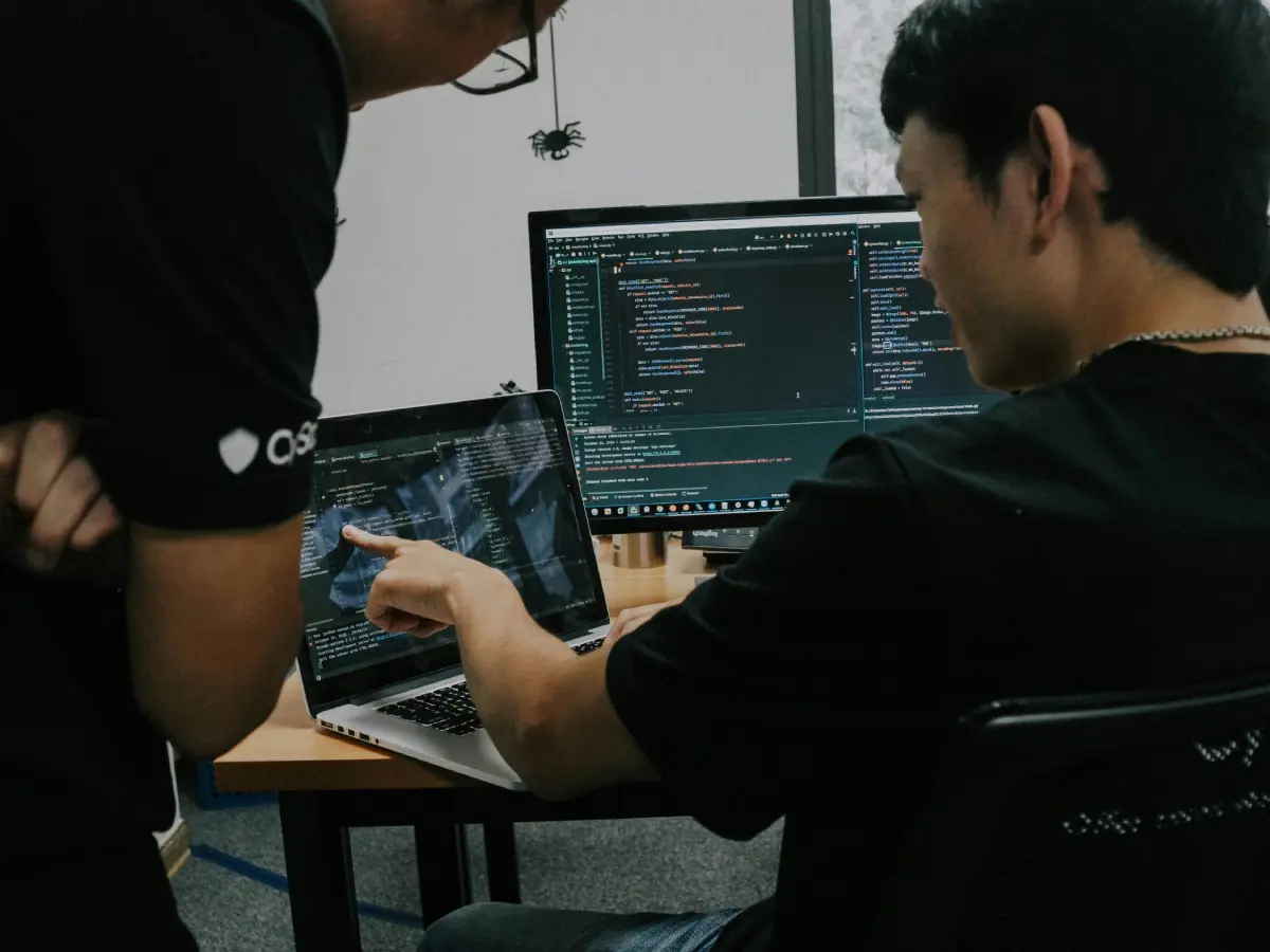 Empresas de tecnologia com atuação em Santa Catarina estão com mais de 80 vagas de emprego para diferentes áreas e níveis de experiência. As oportunidades incluem cargos em desenvolvimento, suporte, dados, marketing, sucesso do cliente, produto e áreas administrativas, com opções de trabalho presencial, híbrido e remoto em cidades como Florianópolis, Joinville, Palhoça, Concórdia e Criciúma. A movimentação acompanha a tendência de crescimento do setor no estado. Segundo a 4ª edição do Mapeamento de Demanda e Perfil de Talentos para o Setor de Tecnologia de SC, elaborado pela Associação Catarinense de Tecnologia (ACATE) em parceria com o Sebrae Startups, a estimativa é de que quase 100 mil novas contratações sejam feitas no setor entre 2025 e 2027. Os dados reforçam o papel estratégico da tecnologia para a economia catarinense, que já soma mais de 27 mil empresas, representa 7,5% do PIB estadual e responde por um faturamento de R$ 38,3 bilhões, o sexto maior do país. Betha Sistemas Especialista no desenvolvimento de soluções de tecnologia para a gestão pública, a Betha Sistemas está com 44 vagas de emprego. São oportunidades para cargos como Analista de Suporte e Implantação, Analista de Sistemas, Arquiteto de Sistemas, Analista de Suporte, Comprador, Analista de Pré Vendas, Analista de Gestão de Performance, Desenvolvedor, Desenvolvedor de Extensões, Gerente de Projetos, Gerente de Expansão Comercial. O modelo de trabalho varia de acordo com o cargo, com vagas nos modelos presencial, híbrido ou remoto, nas cidades de Criciúma (SC), Florianópolis (SC), São Paulo e Campinas (SP), Belo Horizonte (MG) e Brasília (DF). Com quase 40 anos de história, a Betha soma mais de 3 mil clientes em todo o país, com 2,5 milhões de usuários e presença em 800 municípios de 22 estados brasileiros. São 61 soluções e seis aplicativos mobile, impactando mais de 44,5 milhões de pessoas. Mais informações no site betha.com.br/carreira. Zucchetti A multinacional italiana de tecnologia Zucchetti, que tem na América Latina seu segundo maior mercado de atuação, está com 11 vagas para trabalho híbrido em Santa Catarina e São Paulo. Em Santa Catarina, há uma vaga para analista de marketing branding pleno em Florianópolis e, em Concórdia, as vagas são para operador de atendimento ao cliente júnior, menor aprendiz de relacionamento e saúde do cliente e analista financeiro júnior. Em São Paulo, são oferecidas uma vaga de aprendiz de desenvolvimento, uma de supervisor de experiência do cliente júnior, uma vaga de analista de projetos sênior, uma de desenvolvedor de sistemas, uma de SDR júnior, uma de consultor comercial externo júnior e um estágio de suporte ao cliente, todas em Mogi Mirim. Detalhes sobre cada vaga podem ser encontrados no site: zinrecbr.intervieweb.it/zucchettibrasil/br/career. Billor A Billor, empresa fundada nos Estados Unidos por empreendedores brasileiros, está com diversas vagas abertas para o escritório no Brasil, em Joinville (SC). A empresa atua com soluções inovadoras e escaláveis para o mercado de transporte rodoviário norte-americano, operando como uma plataforma completa de finanças, tecnologia e logística. Estão abertas vagas para nove cargos com atuação em Joinville, entre elas: Customer Support Analyst, Customer Support, Sales Executive (Closer), Junior Accounting Analyst (Temporary), Solutions Engineer (Backend Automation / Node.js), Customer Success Manager (CSM), Sales Analyst, Account Manager and SDR (Sales Development Representantive). Todos os cargos exigem fluência em inglês e são presenciais. Há também uma lista de oportunidades para a sede e unidades da Billor nos EUA, em Miami e Raleigh. As informações estão disponíveis em jobs.quickin.io/billor/jobs. Audaces A Audaces, multinacional ítalo-brasileira, referência em tecnologia para a indústria têxtil, está com 10 vagas de trabalho, duas podendo ser 100% remotas e oito para atuação híbrida ou presencial em suas unidades de Florianópolis e Palhoça, em Santa Catarina. Presente em mais de 100 países, a fashiontech combina software e equipamentos inteligentes para a cadeia produtiva da moda. A empresa oferece benefícios como vale alimentação, vale transporte, plano de saúde, plano de participação nos lucros anual, seguro de vida, convênio com farmácias, parcerias com academias e descontos em escolas de idiomas e serviços. As vagas híbridas em Florianópolis são para Analista de Produto Pleno, Analista de Tecnologia da Informação Jr, Assistente de Sistemas Corporativos, Analista de Experiência de Cliente Júnior (Moda) e Assistente de Pré-Vendas. A unidade de Palhoça está com vagas presenciais para Assistente de Tecnologia da Informação, Assistente Técnico de Produção e Analista de PCP. Há duas vagas remotas abertas para Desenvolvedor IV (C#, .NET) e Desenvolvedor II (C#, .NET). Informações e detalhes sobre as vagas no site: vagasaudaces.rhgestor.com.br. Versi Real estate fintech especializada em soluções para incorporadoras do segmento econômico, a Versi tem aumentado sua atuação e, com isso, ampliando também seu time em Joinville (SC). O crescimento envolve o setor ligado especificamente à tecnologia e gestão de dados, com vaga para o cargo de Especialista de Dados com experiência na estruturação de base de dados e BIs. A atuação é presencial em Joinville e a Versi oferece bônus, auxílio transporte e plano de saúde e odontológico. Mais informações e candidaturas no e-mail talentos@versibr.com. Franq Plataforma pioneira no Brasil ao oferecer um one stop shop para bancários autônomos, com mais de 150 produtos financeiros e mais de 50 instituições conectadas, a Franq tem 4 vagas para ampliar seu time na sede em Florianópolis (SC). São oportunidades para cargos como DevOps, Desenvolvedor Front End, Analista de Sucesso do Cliente e Analista Comercial (para mesa de negócios em geral). As vagas são presenciais em Florianópolis e possuem benefícios como plano de saúde e odontológico, cartão de benefícios, seguro de vida e GymPass. Detalhes em franq.gupy.io. NEXDOM A NEXDOM, healthtech ligada ao Sistema Unimed, está com quatro vagas, sendo três com possibilidade de atuação remota e uma presencial. Fundada em 2021, a empresa é especialista em soluções tecnológicas para gestão de operadoras de planos de saúde. As vagas remotas são para Desenvolvedor Fullstack Pleno (Java), Desenvolvedor Fullstack Junior (Java) e Desenvolvedor Fullstack Pleno (PL/SQL). Há também uma vaga para Product Owner Pleno para atuação presencial em Joinville (SC). A NEXDOM oferece benefícios como plano de saúde e odontológico, auxílio home office, vale alimentação ou refeição, auxílio Nutriz, convênios psicológicos, auxílio educação e Totalpass. Informações no site vempranexdom.gupy.io.