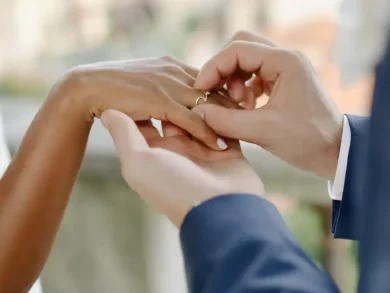 Quais são os meses preferidos dos brasileiros para se casar? Em quais partes do país são celebrados mais matrimônios? Quais são os meses em que mais nascem bebês no Brasil? Essas perguntas foram respondidas pela pesquisa Estatísticas do Registro Civil, divulgada pelo Instituto Brasileiro de Geografia e Estatística (IBGE).  O IBGE, que divulgou a pesquisa na sexta-feira (16), chegou às respostas com base em informações coletadas em quase 20 mil cartórios e varas judiciais e do Sistema de Informações sobre Nascidos Vivos, do Ministério da Saúde. Os dados se referem a 2023, quando o instituto identificou que o país teve o menor número de nascimentos desde 1976. Foram 2,52 milhões de nascidos. A pesquisa mostra que a maior parte dos nascimentos ocorre no primeiro semestre do ano, sendo março o mês campeão. Foram 233,4 mil crianças que nasceram no terceiro mês do ano.  Veja o ranking: Meses com mais nascimentos Março: 233.432  Maio: 230.394  Janeiro: 221.560  Abril: 218.047  Junho: 216.496  Julho: 210.353  Agosto: 208.245  Fevereiro: 203.058  Setembro: 202.903  Outubro: 198.886  Dezembro: 191.452  Novembro: 188.411 Quando o brasileiro se casou? A pesquisa revelou também que o Brasil registrou 940,8 mil casamentos em 2023, 3% a menos na comparação com 2022. A preferência dos brasileiros é por casamentos no fim do ano. Dezembro é o mês campeão, com 12% do total de matrimônios do ano. Os dados do IBGE não levam em conta celebrações de união estável. Veja os números mês a mês: Dezembro: 108.537 Novembro: 95.217 Setembro: 89.955 Outubro: 86.424 Maio: 78.086 Julho: 75.224 Agosto: 73.796 Março: 73.787 Junho: 72.504 Janeiro: 65.795 Abril: 65.370 Fevereiro: 56.104 Onde se casam mais? A pesquisa de Estatísticas do Registro Civil aponta em quais unidades da federação há mais casamentos em proporção à população – a chamada taxa de nupcialidade, número de uniões para cada grupo de mil habitantes de 15 anos ou mais de idade. No país, o indicador é 5,6. Rondônia lidera o ranking, com 9,1 casamentos. No outro extremo, figura o Piauí, com 3,7. Treze unidades da federação apresentam indicador superior ao da média nacional. Veja a relação completa Rondônia: 9,1 Acre: 8,5 Distrito Federal: 7,9 Mato Grosso: 7,0 Espírito Santo: 6,9 Mato Grosso do Sul: 6,8 São Paulo: 6,3 Tocantins: 6,1 Paraná: 6,0 Minas Gerais: 5,9 Alagoas: 5,7 Goiás: 5,6 Santa Catarina: 5,6 Brasil: 5,6 Roraima: 5,5 Pernambuco: 5,3 Rio de Janeiro: 5,1 Pará: 5,0 Paraíba: 4,9 Bahia: 4,8 Amapá: 4,8 Ceará: 4,8 Amazonas: 4,7 Rio Grande do Norte: 4,7 Maranhão: 4,6 Rio Grande do Sul: 3,9 Sergipe: 3,8 Piauí: 3,7
