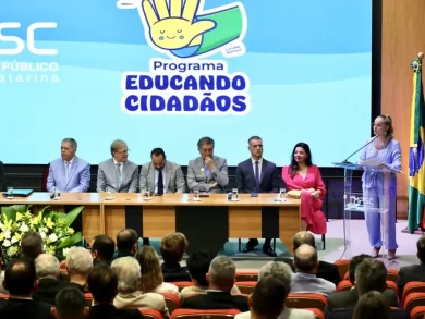 Alesc participa de ato de oficialização do Programa Educando Cidadãos
