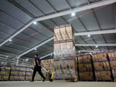 Santa Catarina tem mais de 8 mil vagas de trabalho abertas pelo Sine. São diversas oportunidades para trabalhadores com ou sem experiência em todas as regiões do estado. Ao todo, são 8.142 oportunidades, sendo que 307 destas são exclusivas para Pessoas com Deficiência (PCD). Confira abaixo a oferta de vagas por região. Para o secretário de Estado de Indústria, Comércio e Serviço, Silvio Dreveck, a oferta de vagas no Sine é reflexo do bom momento da economia catarinense. “Santa Catarina está com a atividade econômica aquecida, com a produção crescendo e, portanto, gerando mais empregos. Para auxiliar a ocupação dessas vagas, o Governo do Estado tem apoiado a realização de feirões de emprego. Assim podemos aproximar empregadores e empregados”, destaca. Confira o calendário de feirões de emprego neste mês de maio. Trabalhadores que estão em busca de uma oportunidade podem visitar uma das mais de 140 unidades do Sine em Santa Catarina. Também é possível conferir as vagas disponíveis pelo Portal Emprega Brasil. Confira as vagas disponíveis por região: Grande Florianópolis – 1.411 vagas Biguaçu: 14 pcd 03 Canelinha: 20 Florianópolis: 289 pcd 47 Palhoça: 17 São João Batista: 55 São José: 342 pcd 03 Tijucas: 674 Vale do Itajaí – 2.356 vagas Ascurra 14 Balneário Camboriú: 370 Blumenau: 265 pcd 08 Brusque: 201 pcd 03 Camboriú: 72 Gaspar: 48 Ibirama: 14 Indaial: 587 pcd 01 Itajaí: 268 pcd 31 Itapema: 94 Navegantes: 35 pcd 09 Penha: 113 Pomerode: 100 Rio do Sul: 47 Timbó 128 pcd 05 Oeste – 985 vagas Abelardo Luz: 19 Campo Erê: 70 Chapecó: 305 pcd 51 Concórdia: 224 São Carlos: 30 São Miguel do Oeste: 29 Seara: 123 Xanxerê: 173 pcd 30 Xaxim: 12 Sul – 1.470 vagas Araranguá: 190 pcd 24 Braço do Norte: 82 pcd 03 Capivari de Baixo: 01 Cocal do Sul: 167 Criciúma: 96 pcd 35 Forquilhinha: 68 pcd 10 Garopaba: 117 pcd 01 Içara: 03 Imbituba: 50 Jaguaruna: 17 Laguna: 61 pcd 02 Morro da Fumaça: 390 pcd 03 Praia Grande: 17 Siderópolis: 07 Tubarão: 184 pcd 06 Norte – 954 vagas Araquari: 169 pcd 02 Canoinhas: 02 Garuva: 33 Guaramirim: 01 Itaiópolis: 221 Joinville: 188 pcd 04 Mafra: 117 Papanduva: 03 Porto União: 14 pcd 01 Rio Negrinho: 31 São Bento do Sul: 137 pcd 01 São Francisco do Sul: 38 pcd 03 Meio-Oeste – 883 vagas Caçador: 461 pcd 02 Campos Novos: 86 pcd 01 Capinzal: 60 Curitibanos: 123 Fraiburgo: 08 Joaçaba: 62 pcd 03 Videira: 83 Serra Catarinense – 83 vagas Lages: 83 pcd 14