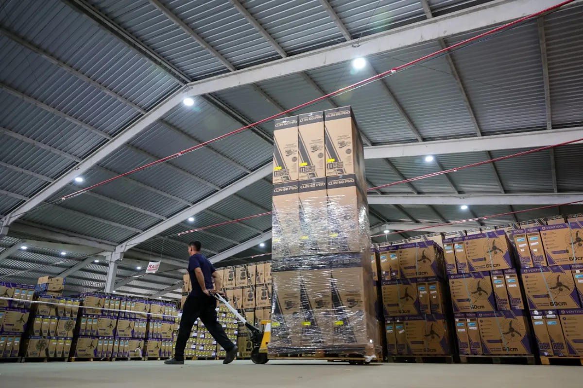 Santa Catarina tem mais de 8 mil vagas de trabalho abertas pelo Sine. São diversas oportunidades para trabalhadores com ou sem experiência em todas as regiões do estado. Ao todo, são 8.142 oportunidades, sendo que 307 destas são exclusivas para Pessoas com Deficiência (PCD). Confira abaixo a oferta de vagas por região. Para o secretário de Estado de Indústria, Comércio e Serviço, Silvio Dreveck, a oferta de vagas no Sine é reflexo do bom momento da economia catarinense. “Santa Catarina está com a atividade econômica aquecida, com a produção crescendo e, portanto, gerando mais empregos. Para auxiliar a ocupação dessas vagas, o Governo do Estado tem apoiado a realização de feirões de emprego. Assim podemos aproximar empregadores e empregados”, destaca. Confira o calendário de feirões de emprego neste mês de maio. Trabalhadores que estão em busca de uma oportunidade podem visitar uma das mais de 140 unidades do Sine em Santa Catarina. Também é possível conferir as vagas disponíveis pelo Portal Emprega Brasil. Confira as vagas disponíveis por região: Grande Florianópolis – 1.411 vagas Biguaçu: 14 pcd 03 Canelinha: 20 Florianópolis: 289 pcd 47 Palhoça: 17 São João Batista: 55 São José: 342 pcd 03 Tijucas: 674 Vale do Itajaí – 2.356 vagas Ascurra 14 Balneário Camboriú: 370 Blumenau: 265 pcd 08 Brusque: 201 pcd 03 Camboriú: 72 Gaspar: 48 Ibirama: 14 Indaial: 587 pcd 01 Itajaí: 268 pcd 31 Itapema: 94 Navegantes: 35 pcd 09 Penha: 113 Pomerode: 100 Rio do Sul: 47 Timbó 128 pcd 05 Oeste – 985 vagas Abelardo Luz: 19 Campo Erê: 70 Chapecó: 305 pcd 51 Concórdia: 224 São Carlos: 30 São Miguel do Oeste: 29 Seara: 123 Xanxerê: 173 pcd 30 Xaxim: 12 Sul – 1.470 vagas Araranguá: 190 pcd 24 Braço do Norte: 82 pcd 03 Capivari de Baixo: 01 Cocal do Sul: 167 Criciúma: 96 pcd 35 Forquilhinha: 68 pcd 10 Garopaba: 117 pcd 01 Içara: 03 Imbituba: 50 Jaguaruna: 17 Laguna: 61 pcd 02 Morro da Fumaça: 390 pcd 03 Praia Grande: 17 Siderópolis: 07 Tubarão: 184 pcd 06 Norte – 954 vagas Araquari: 169 pcd 02 Canoinhas: 02 Garuva: 33 Guaramirim: 01 Itaiópolis: 221 Joinville: 188 pcd 04 Mafra: 117 Papanduva: 03 Porto União: 14 pcd 01 Rio Negrinho: 31 São Bento do Sul: 137 pcd 01 São Francisco do Sul: 38 pcd 03 Meio-Oeste – 883 vagas Caçador: 461 pcd 02 Campos Novos: 86 pcd 01 Capinzal: 60 Curitibanos: 123 Fraiburgo: 08 Joaçaba: 62 pcd 03 Videira: 83 Serra Catarinense – 83 vagas Lages: 83 pcd 14