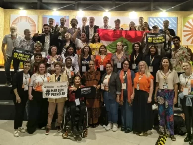 A delegação de Santa Catarina teve uma de suas propostas entre as finalistas da 5ª Conferência Nacional do Meio Ambiente (CNMA), que ocorreu na última sexta-feira, 9 de maio, em Brasília. Construída durante a Conferência Municipal do Meio Ambiente de Florianópolis, a proposição de política pública socioambiental esteve entre as dez mais votadas, de um total de cem propostas. Aprovada por delegados de diversos estados do Brasil, a iniciativa orientará o Ministério do Meio Ambiente e Mudança do Clima na implementação da Política Nacional sobre Mudança do Clima (PNMC) – Lei 12.187/2009. A proposição construída pela delegação catarinense tem como foco “implementar a gestão integrada de resíduos sólidos com economia circular, fortalecendo cooperativas e associações de catadores, logística reversa e compostagem; criar ecopontos, biodigestores e centrais de reciclagem, com catadores remunerados, banir plásticos de uso único e promover embalagens retornáveis; e incentivar inovação em materiais recicláveis, capacitando setores para práticas sustentáveis e garantindo fiscalização eficiente”. As dez propostas finais foram construídas em três grandes etapas: as conferências municipais, intermunicipais e livres (uma delas na UFSC), que elegeram mais de duas mil propostas, das quais 500 foram priorizadas pelas conferências estaduais. A etapa nacional contou com a participação de 1.759 municípios do Brasil e reuniu cerca de 3 mil pessoas durante as atividades em Brasília. Em Brasília, a UFSC esteve representada por dois delegados: professor Paulo Horta, do Departamento de Botânica do Centro de Ciências Biológicas (CCB), e Denise de Siqueira, doutoranda do Programa de Pós-Graduação em Oceanografia (PPGOceano) e servidora técnico-administrativa da Secretaria de Cultura, Arte e Esporte (SeCArtE). A delegada catarinense Jane Recicla, educadora ambiental com foco em resíduos sólidos urbanos e moradora de Garopaba (SC), afirma que a aprovação da proposta representa um marco histórico na defesa do meio ambiente no estado, uma vez que traz à tona questões que muitas vezes ficam à margem da discussão, como a remuneração dos catadores e a compostagem. “A votação expressiva, feita em nível nacional, demonstra a seriedade do debate iniciado em Florianópolis e fortalece a luta por uma gestão de resíduos humanizada e ambientalmente responsável”, diz. No encerramento da conferência, a ministra do Meio Ambiente e Mudança do Clima, Marina Silva, fez um apelo pela paz, defendeu a democracia e enalteceu as lutas ambientais e sociais. “Já existem muitas respostas técnicas para o problema que enfrentamos. Por acaso, não produzimos grãos suficientes para alimentar o mundo? Então, por que tem gente com fome? Não é por falta de técnica, é por falta de ética e decisão política”, discursou. Fonte: Notícias da UFSC