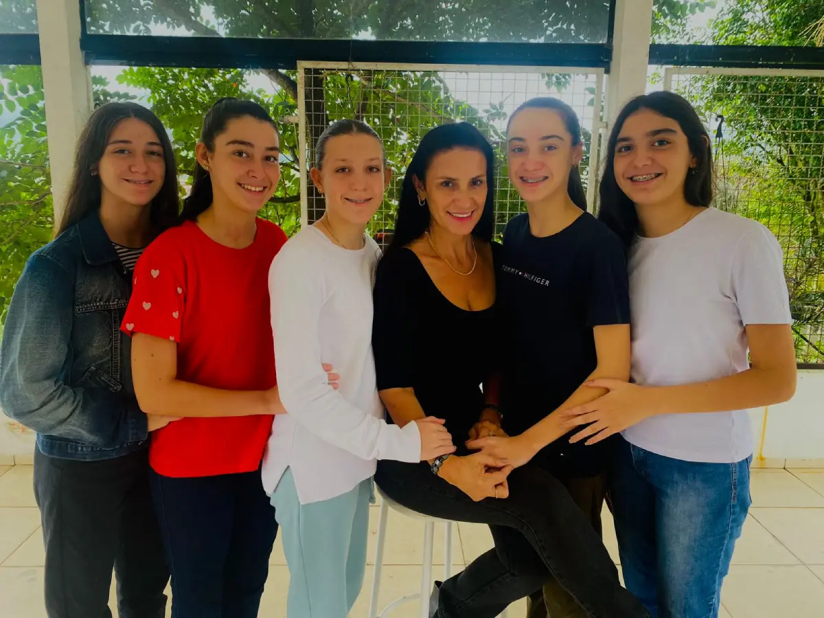 A chegada de um filho costuma ser motivo de alegria para qualquer família, mas descobrir que serão vários bebês de uma só vez também pode ser motivo de muita preocupação, principalmente em relação à questão financeira e despesas multiplicadas. Pensando nisso, o Governo do Estado, tem auxiliado 136 famílias por meio do Benefício da Gestação Múltipla. Com o benefício, a Secretaria de Estado da Assistência, Mulher e Família (SAS), auxilia financeiramente as famílias catarinenses de baixa renda que tiveram trigêmeos ou mais filhos numa mesma gestação. Somente nos quatro primeiros meses do ano, foram repassados um total de R$ 953.234,89. Em 2024 o valor pago por meio do benefício foi de R$ 2.653.937,41. Sidneia Daufemback Batista, de Braço do Norte, é mãe de quíntuplas e recebe o benefício desde 2014. Ela é mãe solo e cria as filhas Evelin, Isadora, Poliana, Samanta e Vitória, hoje com 14 anos de idade, com a ajuda financeira que recebe do Estado. “O benefício é nossa fonte de renda e sobrevivência e paga parte das despesas da casa. Mesmo assim busco outras fontes de renda e trabalho para completar a renda porque as despesas com alimentação, saúde, higiene são altas”, disse. O Benefício de Gestação Múltipla é concedido em Santa Catarina para as famílias que atendam aos critérios previstos na legislação. “Dentre eles estão, estar inscrita no Cadastro Único, ter três ou mais crianças, apresentar renda per capita de 75% do salário mínimo vigente”, explica a gerente de Benefícios, Transferência de Renda e Programas da SAS, Sabrina Cerva. Santa Catarina é um dos únicos estados do país que tem uma lei que regulamenta a concessão desse tipo de benefício. Se um dos filhos falecer, os outros também continuam recebendo. O valor pago é de R$ 592,41 por criança até que completem 18 anos de vida. O número de famílias e, consequentemente, de beneficiários pode variar de acordo com o mês. Para ter direito ao benefício estabelecido pela Lei nº 18.327, a família precisa ter três ou mais bebês numa gestação e comprovar a necessidade com uma renda máxima, que somada e dividida por todos os membros, deve ser igual ou menor que 75% do valor do salário mínimo vigente para cada pessoa, incluindo os recém-nascidos. Como solicitar o Benefício de Gestação Múltipla? Para dar início ao processo de concessão, a família interessada, que atenda aos critérios da lei, precisa ir a um Centro de Referência em Assistência Social (Cras) com documentos como identidade, comprovante de endereço e renda, entre outros. Depois de feito o cadastro, ele passa por uma análise e se a família atender a todos os critérios o benefício é liberado.