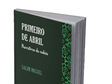 A Editora da UFSC (EdUFSC) publicou uma nova edição do livro Primeiro de abril: narrativas da cadeia, de Salim Miguel. A obra está na lista de leituras obrigatórias para o Vestibular Unificado 2026 da UFSC, e o e-book está disponível para download gratuito na Estante Aberta da EdUFSC. A Editora irá publicar a coleção completa da obra do autor. O livro traz uma profunda reflexão sobre o nosso tempo, abordando temas essenciais como a ditadura, a liberdade e a luta por direitos fundamentais. “Primeiro de abril: narrativas da cadeia, de Salim Miguel, refere-se a 1964, quando ele, intelectual já conhecido, redator da Agência Nacional, passou 50 dias numa prisão militar em Florianópolis. Seu relato não denuncia arbitrariedades inéditas, nem torturas como as que ocorreram em outros lugares. É o depoimento de um escritor, de um homem sensível, que sabe valorizar o detalhe e recolher, dentre os variadíssimos tipos humanos que o cercam, o traço mais significativo; de um ficcionista atropelado por uma realidade dolorosamente imprevista, mas que não perde o sentido do pitoresco, do humor, mesmo quando descreve a destruição da livraria que foi sua, a queima absurda de livros em pleno centro da capital catarinense”, escreve Moacir Werneck de Castro na apresentação do livro.