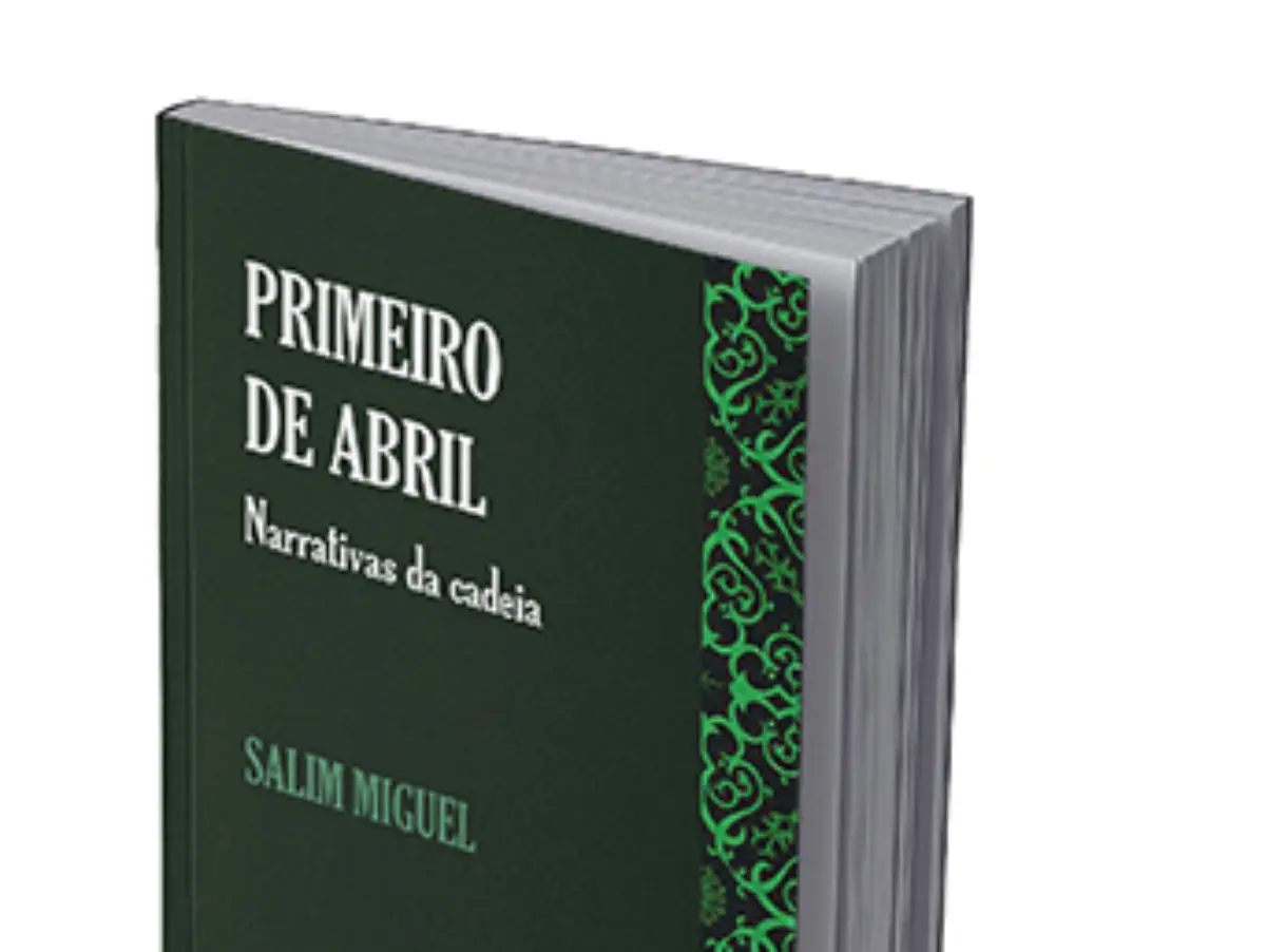 A Editora da UFSC (EdUFSC) publicou uma nova edição do livro Primeiro de abril: narrativas da cadeia, de Salim Miguel. A obra está na lista de leituras obrigatórias para o Vestibular Unificado 2026 da UFSC, e o e-book está disponível para download gratuito na Estante Aberta da EdUFSC. A Editora irá publicar a coleção completa da obra do autor. O livro traz uma profunda reflexão sobre o nosso tempo, abordando temas essenciais como a ditadura, a liberdade e a luta por direitos fundamentais. “Primeiro de abril: narrativas da cadeia, de Salim Miguel, refere-se a 1964, quando ele, intelectual já conhecido, redator da Agência Nacional, passou 50 dias numa prisão militar em Florianópolis. Seu relato não denuncia arbitrariedades inéditas, nem torturas como as que ocorreram em outros lugares. É o depoimento de um escritor, de um homem sensível, que sabe valorizar o detalhe e recolher, dentre os variadíssimos tipos humanos que o cercam, o traço mais significativo; de um ficcionista atropelado por uma realidade dolorosamente imprevista, mas que não perde o sentido do pitoresco, do humor, mesmo quando descreve a destruição da livraria que foi sua, a queima absurda de livros em pleno centro da capital catarinense”, escreve Moacir Werneck de Castro na apresentação do livro.