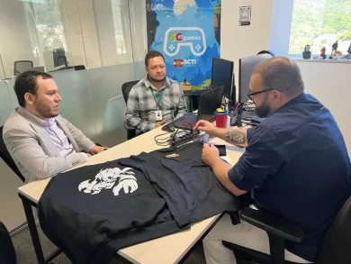 A Asantee Games, desenvolvedora do premiado Magic Rampage, anuncia uma nova fase de colaboração com o SC Games – iniciativa da Secretaria da Ciência, Tecnologia e Inovação de Santa Catarina (SCTI). Em reunião recente, foram discutidas oportunidades para fortalecer o ecossistema de jogos no Estado e promover a inovação no setor. Como parte dessa nova etapa, a Asantee Games transferiu sua sede de Campo Grande, Mato Grosso do Sul, Palhoça, município da Grande Florianópolis, consolidando seu compromisso com o crescimento da indústria catarinense e sua proximidade com o ecossistema de inovação promovido pelo SC Games. O encontro contou com a presença do Coordenador de Inovação da SCTI, Heleno Orlandino Martins Júnior, que destacou a importância de parcerias estratégicas para o crescimento do setor. Como resultado das conexões iniciadas na Gamescom Latam, a Asantee Games vê um caminho promissor para ampliar sua atuação e interagir ainda mais com os catarinenses. “Nosso objetivo é impulsionar a inovação e criar um ambiente favorável para empresários, desenvolvedores e jogadores, e a Asantee Games tem demonstrado compromisso com essa visão. Acreditamos que essa colaboração trará novas oportunidades para o ecossistema, fomentando talentos e elevando o setor a um novo patamar no estado”, destaca Heleno. “A energia e o entusiasmo demonstrados pelos representantes do SC Games confirmam que estamos no caminho certo para investir em Santa Catarina e fortalecer o setor”, afirmou Bruno Pereira, CEO da Asantee Games. Com iniciativas inovadoras e um olhar voltado para o futuro, a parceria entre a Asantee Games e o SC Games promete novos avanços para o setor, proporcionando mais oportunidades para talentos locais e expandindo o alcance dos jogos desenvolvidos no Brasil.