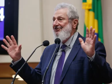 Em pronunciamento na Assembleia Legislativa de Santa Catarina (Alesc) nesta terça-feira (20), o deputado Padre Pedro Baldissera criticou o decreto que regulamenta a lei estadual 19.136/24, que institui a Política Estadual de Fornecimento Gratuito de Medicamentos à base de cannabis, pelas barreiras que cria ao acesso da população ao recurso. “A regulamentação, publicada na última quinta-feira (15), trouxe inúmeras dificuldades de acesso à população aos medicamentos. Ficou praticamente impossível ao cidadão catarinense ter acesso pelo SUS”, criticou o deputado. Padre Pedro lembrou que o custo dos derivados da cannabis, na maior parte importados, é proibitivo para a maioria da população, variando de R$ 2,5 mil a 3,2 mil um frasco com 30 ml, cujo uso não dá para mais que 30 dias. “A Alesc sabiamente já aprovou a lei oferecendo os medicamentos gratuitamente pelo SUS, mas a regulamentação trouxe inúmeras dificuldades. Por isso, apelo ao governador, que olhe com carinho para centenas de milhares de pessoas que precisam desse medicamento distribuído pelo SUS”, disse. No pronunciamento na Alesc, Padre Pedro também falou sobre o Seminário Estadual das Práticas Integrativas e Complementares em Saúde (PICS), realizado nesta terça-feira (20) no plenarinho Paulo Stuart Wright, da Alesc, promovido pelo Fórum Parlamentar das PICS. “Este seminário aponta caminhos para que as 29 PICS, já incluídas no SUS, sejam garantidas em todos os municípios do estado com a capacitação e a formação permanentes de agentes em toda a rede pública catarinense”, disse. Outro ponto abordado pelo deputado petista foi o Dia Catarinense da Abelha, também Dia Mundial da Abelha, comemorado nesta terça-feira (20). “A importância do Dia Catarinense e do Dia Mundial das Abelhas reside no seu foco nos polinizadores, essenciais para a polinização de 75% das culturas alimentares do mundo. As abelhas contribuem imensamente para a segurança alimentar, nutrição e saúde geral dos ecossistemas. As abelhas são vitais para o nosso planeta”, disse Padre Pedro.