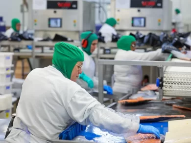 A produção industrial catarinense registrou crescimento de 8,5% no primeiro trimestre de 2025 na comparação com o mesmo período do ano passado. A forte elevação consolidou Santa Catarina com a maior alta entre todos os estados pesquisados e bem acima da média nacional de 1,9%. Os dados foram divulgados nesta quarta-feira, 14, pelo IBGE e revelam um cenário positivo de aquecimento da economia estadual.  Todos os 14 segmentos da indústria pesquisados em Santa Catarina registraram aumento no primeiro trimestre, com destaque para a indústria metalmecânica. Conforme o IBGE, a fabricação de produtos de metal cresceu 23,8% no primeiro trimestre, enquanto a fabricação de máquinas e equipamentos teve elevação de 21,4%. A fabricação de veículos (14,7%), de produtos minerais (14%) bem como de móveis (13,2%) também puxaram o crescimento catarinense. “A indústria é o motor da nossa economia e o Estado é parceiro do setor com incentivos que estimulam o crescimento. A indústria aquecida gera emprego e renda para os catarinenses o que faz a nossa economia crescer cada vez mais”, destaca o governador Jorginho Mello. Segmentos relevantes da indústria de Santa Catarina, a fabricação de produtos têxteis (7,9%) e de produtos alimentícios (5,7%) somaram alta. O desempenho também foi positivo na fabricação de produtos químicos (6,2%), de produtos de madeira (3,7%), bem como de celulose, papel e produtos de papel (2,1%).  Santa Catarina lidera crescimento no setor industrial Conforme os dados do IBGE, Santa Catarina teve o maior crescimento do país no setor industrial no primeiro trimestre de 2025. A forte alta de 8,5% garantiu o estado na liderança, à frente do Paraná (7,1%), Pará (5,1%), Bahia (2,4%), São Paulo (1,1%), Rio Grande do Sul (0,8%) bem como Minas Gerais (0,3%) e demais estados. A média nacional é de 1,9%. Fonte: Agência de Notícias SECOM SC