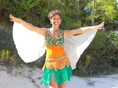Com 25 anos de atuação em prol de um mundo mais sustentável, a personagem Recicleide, de Karina Signori, lança um desafio digital que convida toda a comunidade a desenvolver boas práticas socioambientais e registrá-las por meio de produções artísticas, como vídeos, fotos, textos e ilustrações, para publicar nas redes sociais com a hashtag #ecoartedigital e @recicleide. O público-alvo são crianças e adolescentes, educadores da rede pública e privada, famílias interessadas em práticas que unem arte e sustentabilidade, jovens artistas, criadores de conteúdo digital, em suma, pessoas interessadas em um mundo melhor. A ação faz parte do projeto Recicleide EcoArte Digital, que foi contemplado no edital n° 50/2024 - Circuito Catarinense de Cultura - PNAB SC 2024. Proposta executada pelo Governo do Estado de Santa Catarina, por meio da Fundação Catarinense de Cultura (FCC), com recursos do Governo Federal e da Política Nacional Aldir Blanc. Em 2024, a artista lançou sua 1ª Coleção Digital com três obras, a partir de um projeto viabilizado por meio de edital do Estado de SC. A Coleção, que ganhou parecer favorável da SED-SC e do MEC para uso educacional em escolas, promove reflexões sobre a cultura da paz, o movimento Lixo Zero e a emergência climática, com linguagem acessível e lúdica. Foram lançados três e-books, disponibilizados para download gratuito: A História de Recicleide em Reciclópolis, ilustrado, contando sobre sua terra natal, voltado ao público infanto juvenil; Andanças da Recicleide, voltado para jovens, adultos e educadores, descrevendo dados sobre as histórias e aprendizados de seus 25 anos de atividades; e Músicas para Ecoar, com as histórias de sua trajetória autoral pela via musical e as letras das músicas cifradas para tocar e cantar, atingindo todos os públicos. “O Desafio EcoArte Digital visa ampliar a abrangência da Coleção Recicleide. Para estimular o público iniciante, disponibilizarei gratuitamente meu curso introdutório de edição de vídeos e criação de cards. Vamos motivar o registro das boas ações e a produção de conteúdos, espalhando inspiração e transformação pela internet”, comemora Karina Signori. Além do desafio, o projeto também contempla outras ações. No dia 5 de junho, Dia Mundial do Meio Ambiente, haverá uma live pelo Instagram @recicleide, às 19h, para apresentar o projeto. Já no dia 8, a partir das 14h, no Vereda Tropical (Barra da Lagoa), Karina Signori receberá o público interessado em gravar cenas para os vídeos do projeto. A ação faz parte da programação da celebração da Praia do Moçambique como Reserva Nacional de Surf, que inclui várias atividades e shows para toda a família. A partir de junho, as obras da Coleção serão adaptadas em conteúdos digitais de diferentes formatos, como vídeos, animações e galerias para as redes sociais, a fim de ampliar o alcance da mensagem da Recicleide, motivando a expressão do amor à vida por meio das artes pela regeneração planetária e a ecocidadania com alegria. Desafio EcoArte Digital Inscrições até dia 10 de junho. Saiba mais e acesse os e-books no www.recicleide.com.br