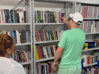 Em Santa Catarina, a política de educação no sistema prisional tem avançado de forma consistente, reafirmando o papel do Estado na promoção de soluções estruturantes para a segurança pública. Um dos destaques é o Programa Despertar pela Leitura, que integra o incentivo à leitura com a remição de pena. “O trabalho e estudo dentro das unidades são pilares da nossa política de ressocialização. Estamos investindo em oportunidades reais de mudança,” frisa a secretária Danielle Amorin Silva. O programa é parte de política pública que utiliza a educação como ferramenta de transformação e de prevenção à reincidência criminal. Mais do que uma medida compensatória, trata-se de um esforço concreto para oferecer alternativas reais à criminalidade, reforçando o compromisso do Estado com a ordem, a disciplina e a reintegração produtiva à sociedade. “A remição e o Despertar pela Leitura são uma ferramenta importante para esse processo,” afirma Nestor Machado, coordenador da área de educação. Atualmente, 34% da população carcerária do Estado participa do Despertar pela Leitura, número que, somado aos 16% matriculados no ensino básico, totaliza 14.122 detentos envolvidos em atividades educacionais – o equivalente a 50,2% da população prisional alocada em Santa Catarina. Esses dados confirmam o protagonismo catarinense na aplicação de políticas penais modernas e eficazes. A iniciativa prevê a leitura de obras literárias, seguida da produção de resenhas orientadas por professores da rede estadual, contratados pela Secretaria de Estado da Educação (SED). Esse acompanhamento pedagógico garante que o benefício da remição de pena – quatro dias por livro, conforme a Resolução nº 391/2021 do Conselho Nacional de Justiça (CNJ) – ocorra com base em critérios objetivos e educacionais consistentes. “O livro A Hora da Estrela, da Clarice Lispector, foi o mais lido na unidade. Ele provoca no apenado uma mudança psicológica significativa,” destaca o professor Valdecir Roberto de Oliveira. Além da redução da pena, o programa promove o desenvolvimento do raciocínio lógico, da capacidade de argumentação e da consciência crítica. Muitos internos têm, por meio do projeto, seu primeiro contato significativo com a leitura e a escrita, estabelecendo uma nova relação com o conhecimento, com as regras e com a perspectiva de uma vida produtiva e legal fora do sistema prisional. O acervo das bibliotecas nas unidades prisionais é acessível a todos os internos e pode ser ampliado por meio de doações da sociedade civil, familiares e instituições. A variedade de obras oferece diferentes visões de mundo e reforça valores essenciais para a convivência social. A experiência catarinense tem demonstrado que o investimento em educação no ambiente prisional contribui diretamente para a redução da reincidência criminal, gerando reflexos positivos para toda a sociedade. Trata-se de uma política que fortalece a segurança pública e promove estabilidade social, ao substituir ciclos de violência por oportunidades reais de reconstrução. Além do programa focado na educação, as unidades prisionais também desenvolvem ações voltadas à ressocialização, com destaque para a qualificação profissional e o trabalho interno, como construção civil, marcenaria, fabricação de iates, costura e serviços industriais. Essas ações integram uma política de execução penal orientada por resultados, que entende a ressocialização como uma construção rigorosa, pautada na disciplina, na capacitação e na oferta de caminhos lícitos de reinserção. Fonte: Agência de Notícias SECOM SC