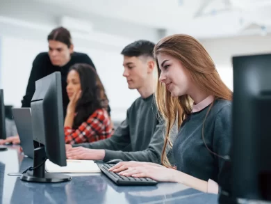 Em meio ao avanço da transformação digital na gestão pública, pequenas cidades de Santa Catarina têm intensificado a busca por qualificação de servidores. Entre junho e dezembro de 2024, 96 municípios com menos de 100 mil habitantes procuraram capacitações oferecidas pela Betha Sistemas — número que representa mais de um terço das cidades de pequeno porte do estado. O movimento revela um esforço concreto das prefeituras do interior para adaptar suas equipes às novas exigências dos sistemas digitais de administração. Os dados foram consolidados a partir da implantação da plataforma Betthers+, lançada pela Betha Sistemas em junho do ano passado para centralizar e ampliar as ofertas de capacitação técnica voltadas à gestão pública. Com quase 40 anos de atuação, a empresa catarinense é referência nacional em soluções tecnológicas para prefeituras, atendendo mais de 800 municípios em todo o Brasil. A tendência se manteve nos primeiros meses de 2025: entre janeiro e abril, 45 municípios com menos de 100 mil habitantes já participaram das capacitações promovidas pela Betha, totalizando 122 treinamentos nesse período. “Os números reforçam que a digitalização da gestão pública não é mais uma perspectiva futura, mas uma realidade que vem exigindo preparo técnico constante por parte dos servidores municipais”, destaca Aldo Garcia, CEO da Betha Sistemas. Aldo destaca, ainda, a importância de investir na capacitação dos servidores públicos, que são os principais responsáveis por operar as ferramentas tecnológicas adotadas pelas prefeituras. Segundo ele, a transformação digital só gera resultados concretos quando vem acompanhada de preparo técnico. “De nada adianta oferecer tecnologia de ponta se quem está na ponta não sabe como usar. O servidor precisa entender o sistema, se sentir seguro e saber aplicá-lo na rotina — é isso que garante eficiência e melhoria no serviço público”, afirma. Exemplos no Oeste e na Serra No Oeste de Santa Catarina, Barra Bonita ilustra bem os desafios enfrentados por municípios de pequeno porte na adoção de tecnologias. Segundo o assessor jurídico da prefeitura, Afonso Rizzo Brasil, a resistência ainda é uma barreira entre os servidores. “Muitas vezes é difícil fazer com que as pessoas compreendam que estamos em um novo mundo. Há resistência por parte de muitos servidores, mas com capacitação contínua, eles começam a entender melhor o sistema, a melhorar e encontrar formas mais eficazes de trabalhar”, avalia. Diante da distância dos grandes centros e das limitações logísticas, ele reforça que o formato remoto das capacitações tem sido decisivo: “A capacitação online é essencial para nós”, diz. Em São Joaquim, na Serra Catarinense, o avanço da transformação digital tem sido prioridade, destaca o prefeito José Teodoro de Sena Amaral, o Dorinho. “A gestão pública só está funcionando onde há tecnologia e inovação. É preciso aliar tecnologia com qualificação e motivação dos servidores”, reforça. No município, a informatização começou pela Saúde e permitiu visualizar gargalos e agir com rapidez: “Antes, no papel, tudo era mais demorado. Hoje, conseguimos respostas com um ou dois cliques”, completa, citando como exemplo a melhoria no atendimento à saúde de gestantes por meio da busca ativa orientada por dados. Foco em facilitar o acesso Criada para atender às novas demandas da gestão pública digital, a plataforma Betthers+ centraliza e amplia a oferta de capacitações técnicas promovidas pela Betha Sistemas. Com cursos voltados para temas estratégicos como a Nova Lei de Licitações e alternativas de incremento de receita sem aumento de impostos, a plataforma foi desenvolvida para ser acessível a servidores de todos os níveis, em qualquer município do país. Para Aldo Garcia, a ferramenta é uma das competências digitais que ajudam a superar os desafios da transformação digital.  Ele reforça, ainda, que essa transformação não pode ser privilégio das grandes cidades. “É verdade que a inovação historicamente chega primeiro aos grandes centros, mas a tecnologia está mudando isso. Hoje, uma cidade de 5 mil habitantes pode ter a mesma agilidade e qualidade de gestão que uma metrópole. O que garante essa igualdade é o acesso à capacitação e às ferramentas certas”, comenta. Sobre a Betha Sistemas: Com quase 40 anos de história, a Betha Sistemas vem transformando, através da tecnologia, a gestão pública no Brasil. Suas soluções são aplicáveis às áreas de Planejamento e Contabilidade; Gestão de Compras e Contratos, de Pessoas; Arrecadação e Fiscalização; Atendimento; Educação e Gestão Escolar; Saúde e Assistência Social; entre outros . Seguindo tendências de tecnologia dentro do conceito de web 2.0 e computação em nuvem, focadas na agilidade e segurança das soluções, os programas da Betha dispensam a necessidade de instalação de softwares. Atualmente, conta com 61 soluções e seis aplicativos mobile, mais de 3 mil clientes e 2,5 milhões de usuários, com presença em 800 municípios de 22 estados brasileiros, impactando mais 44,5 milhões de pessoas.Em meio ao avanço da transformação digital na gestão pública, pequenas cidades de Santa Catarina têm intensificado a busca por qualificação de servidores. Entre junho e dezembro de 2024, 96 municípios com menos de 100 mil habitantes procuraram capacitações oferecidas pela Betha Sistemas — número que representa mais de um terço das cidades de pequeno porte do estado. O movimento revela um esforço concreto das prefeituras do interior para adaptar suas equipes às novas exigências dos sistemas digitais de administração. Os dados foram consolidados a partir da implantação da plataforma Betthers+, lançada pela Betha Sistemas em junho do ano passado para centralizar e ampliar as ofertas de capacitação técnica voltadas à gestão pública. Com quase 40 anos de atuação, a empresa catarinense é referência nacional em soluções tecnológicas para prefeituras, atendendo mais de 800 municípios em todo o Brasil. A tendência se manteve nos primeiros meses de 2025: entre janeiro e abril, 45 municípios com menos de 100 mil habitantes já participaram das capacitações promovidas pela Betha, totalizando 122 treinamentos nesse período. “Os números reforçam que a digitalização da gestão pública não é mais uma perspectiva futura, mas uma realidade que vem exigindo preparo técnico constante por parte dos servidores municipais”, destaca Aldo Garcia, CEO da Betha Sistemas. Aldo destaca, ainda, a importância de investir na capacitação dos servidores públicos, que são os principais responsáveis por operar as ferramentas tecnológicas adotadas pelas prefeituras. Segundo ele, a transformação digital só gera resultados concretos quando vem acompanhada de preparo técnico. “De nada adianta oferecer tecnologia de ponta se quem está na ponta não sabe como usar. O servidor precisa entender o sistema, se sentir seguro e saber aplicá-lo na rotina — é isso que garante eficiência e melhoria no serviço público”, afirma. Exemplos no Oeste e na Serra No Oeste de Santa Catarina, Barra Bonita ilustra bem os desafios enfrentados por municípios de pequeno porte na adoção de tecnologias. Segundo o assessor jurídico da prefeitura, Afonso Rizzo Brasil, a resistência ainda é uma barreira entre os servidores. “Muitas vezes é difícil fazer com que as pessoas compreendam que estamos em um novo mundo. Há resistência por parte de muitos servidores, mas com capacitação contínua, eles começam a entender melhor o sistema, a melhorar e encontrar formas mais eficazes de trabalhar”, avalia. Diante da distância dos grandes centros e das limitações logísticas, ele reforça que o formato remoto das capacitações tem sido decisivo: “A capacitação online é essencial para nós”, diz. Em São Joaquim, na Serra Catarinense, o avanço da transformação digital tem sido prioridade, destaca o prefeito José Teodoro de Sena Amaral, o Dorinho. “A gestão pública só está funcionando onde há tecnologia e inovação. É preciso aliar tecnologia com qualificação e motivação dos servidores”, reforça. No município, a informatização começou pela Saúde e permitiu visualizar gargalos e agir com rapidez: “Antes, no papel, tudo era mais demorado. Hoje, conseguimos respostas com um ou dois cliques”, completa, citando como exemplo a melhoria no atendimento à saúde de gestantes por meio da busca ativa orientada por dados. Foco em facilitar o acesso Criada para atender às novas demandas da gestão pública digital, a plataforma Betthers+ centraliza e amplia a oferta de capacitações técnicas promovidas pela Betha Sistemas. Com cursos voltados para temas estratégicos como a Nova Lei de Licitações e alternativas de incremento de receita sem aumento de impostos, a plataforma foi desenvolvida para ser acessível a servidores de todos os níveis, em qualquer município do país. Para Aldo Garcia, a ferramenta é uma das competências digitais que ajudam a superar os desafios da transformação digital.  Ele reforça, ainda, que essa transformação não pode ser privilégio das grandes cidades. “É verdade que a inovação historicamente chega primeiro aos grandes centros, mas a tecnologia está mudando isso. Hoje, uma cidade de 5 mil habitantes pode ter a mesma agilidade e qualidade de gestão que uma metrópole. O que garante essa igualdade é o acesso à capacitação e às ferramentas certas”, comenta. Sobre a Betha Sistemas: Com quase 40 anos de história, a Betha Sistemas vem transformando, através da tecnologia, a gestão pública no Brasil. Suas soluções são aplicáveis às áreas de Planejamento e Contabilidade; Gestão de Compras e Contratos, de Pessoas; Arrecadação e Fiscalização; Atendimento; Educação e Gestão Escolar; Saúde e Assistência Social; entre outros . Seguindo tendências de tecnologia dentro do conceito de web 2.0 e computação em nuvem, focadas na agilidade e segurança das soluções, os programas da Betha dispensam a necessidade de instalação de softwares. Atualmente, conta com 61 soluções e seis aplicativos mobile, mais de 3 mil clientes e 2,5 milhões de usuários, com presença em 800 municípios de 22 estados brasileiros, impactando mais 44,5 milhões de pessoas.