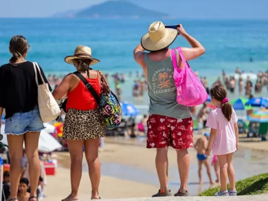 Santa Catarina vive um momento de destaque no cenário do turismo mundial. Nos quatro primeiros meses de 2025, o estado recebeu 492 mil turistas internacionais — um salto de 67,5% em comparação ao mesmo período do ano anterior, que registrou 294 mil visitantes. A combinação entre belezas naturais, excelente infraestrutura, diversidade cultural e culinária tem colocado Santa Catarina entre os destinos mais procurados da América do Sul. A Argentina segue como principal país emissor, com 360 mil visitantes no primeiro quadrimestre. Na sequência estão Chile, Uruguai, Paraguai e Estados Unidos, que somaram mais de 113 mil turistas, juntos. Esse desempenho local acompanha a tendência nacional de crescimento no turismo internacional. De janeiro a abril de 2025, o Brasil recebeu mais de 4,4 milhões de turistas estrangeiros, alcançando 64% da meta anual estabelecida pelo Plano Nacional de Turismo. O número representa um aumento de 51% em relação ao mesmo período de 2024, e indica os resultados positivos das ações articuladas entre governo e setor privado para promover o país como destino global. Somente em abril, 686 mil estrangeiros desembarcaram em território brasileiro, representando um aumento de 72% sobre o mesmo mês do ano anterior. Esse ritmo acelerado já coloca o Brasil acima da metade da meta de 8,1 milhões de visitantes internacionais prevista para 2027. Santa Catarina como protagonista no turismo Para a secretária de Estado do Turismo, Catiane Seif, os resultados expressivos comprovam a eficiência da política estadual de valorização e promoção do turismo. “Seguindo as diretrizes do governador Jorginho Mello, a SETUR tem trabalhado fortemente para posicionar Santa Catarina como um destino global de excelência. O salto de 67,5% no turismo internacional nos primeiros meses de 2025, com quase 500 mil visitantes, comprova que estamos no caminho certo. Continuaremos investindo em promoção, infraestrutura e experiências únicas para consolidar nosso estado como referência no turismo mundial”, afirmou. Com esse ritmo de crescimento e reconhecimento, Santa Catarina consolida-se como um dos destinos mais atrativos do Brasil, trazendo qualidade de vida e uma hospitalidade que encanta visitantes de todos os cantos do mundo. De suas praias paradisíacas à riqueza cultural das cidades do interior, o estado oferece experiências autênticas que valorizam tanto o patrimônio natural quanto as tradições locais. A diversidade de roteiros, que vai do ecoturismo à enogastronomia, passando por aventura, bem-estar e eventos internacionais, posiciona Santa Catarina como um destino completo, preparado para receber diferentes perfis de viajantes durante todo o ano. A expectativa agora é ampliar ainda mais a presença catarinense nos mercados internacionais, com novas campanhas promocionais, participação em feiras globais e investimentos em conectividade aérea. O foco é transformar o crescimento atual em um movimento sustentável e contínuo, posicionando o estado entre os principais polos turísticos da América Latina.