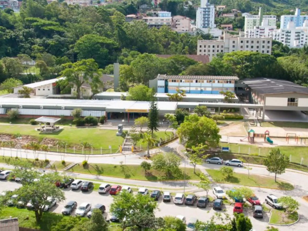 A Universidade Federal de Santa Catarina (UFSC), por meio do Departamento de Desenvolvimento de Pessoas (DDP), abre o concurso público de seleção e preenchimento de seis vagas para o cargo de professor do Magistério do Ensino Básico, Técnico e Tecnológico (EBTT), para atuação no Colégio de Aplicação (CA) e Núcleo de Desenvolvimento Infantil (NDI) da Universidade. Conforme o edital, para o CA, são contempladas as áreas de Artes/Teatro, Educação Física e Educação Geral para os Anos Iniciais. Para o NDI, a vaga ofertada é voltada às Artes/Artes Plásticas. O edital estabelece etapas de pré-inscrição, reservada a pessoas com deficiência, negras, indígenas e quilombolas, e inscrição, para ampla concorrência. A pré-inscrição deverá efetuada somente pela internet mediante o preenchimento de Requerimento de Pré-Inscrição constante na página do concurso, na opção do menu “Pré-Inscrição”, entre 30 de maio e 18 de junho. Para realizar a inscrição no âmbito da ampla concorrência, é necessário acessar a página do concurso, na opção do menu “Inscrição e Validação da PréInscrição”, entre 9 e 28 de julho. O edital completo e informações mais detalhadas, estão disponíveis na página do concurso.