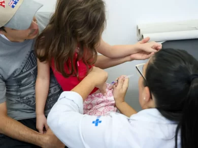 A vacinação contra a gripe atingiu a marca de 1.008.857 doses aplicadas em todo o Estado. Somente no último sábado (10), dia D, foram aplicadas 163.209 doses, contabilizadas até o momento. Mas é necessário continuar avançando na vacinação, já que a chegada do inverno e a queda nas temperaturas, aumentam as chances de transmissão de doenças respiratórias, como a gripe. A Secretaria de Estado da Saúde (SES) alerta a população que a vacina contra a gripe continua disponível nas Unidades Básicas de Saúde (UBSs) e é necessário que as pessoas se imunizem o quanto antes. “É importante reforçar que a vacina continua disponível em todo o estado de Santa Catarina. É fundamental que principalmente o público-alvo, que são os idosos e as crianças possam se vacinar, pois é geralmente este público que continua internando nos nossos hospitais. A vacina está aberta para toda a população e contamos com a participação e colaboração de todos os catarinenses”, destaca o secretário de Estado da Saúde, Diogo Demarchi. Atualmente, Santa Catarina ocupa a terceira posição no ranking nacional de vacinação contra a influenza, com a cobertura vacinal de 27,85% para grupos prioritários – gestantes, crianças e idosos. A média nacional é de apenas 22,28%. A vacina que está disponível na rede pública, gratuitamente, é a forma mais eficaz de prevenir complicações graves, internações e óbitos causados pela gripe, especialmente entre os grupos prioritários. Além disso, a vacinação não apenas protege o indivíduo, mas também contribui para a redução da circulação do vírus em espaços públicos, aliviando a pressão sobre os serviços de saúde e diminuindo os impactos da gripe na sociedade. Ainda para reforçar a proteção e ampliar a cobertura vacinal, neste ano, o imunizante foi incorporado ao Calendário de Vacinação de crianças de 6 meses a 5 anos de idade, gestantes e idosos com 60 anos de idade ou mais. Ele ficará disponível ao longo de todo o ano, após a campanha para esse público. É importante levar a carteira de vacinação e um documento com foto para atualização do histórico vacinal. Não deixe para depois. Proteja a si e a quem você ama. Vacine-se contra a gripe!