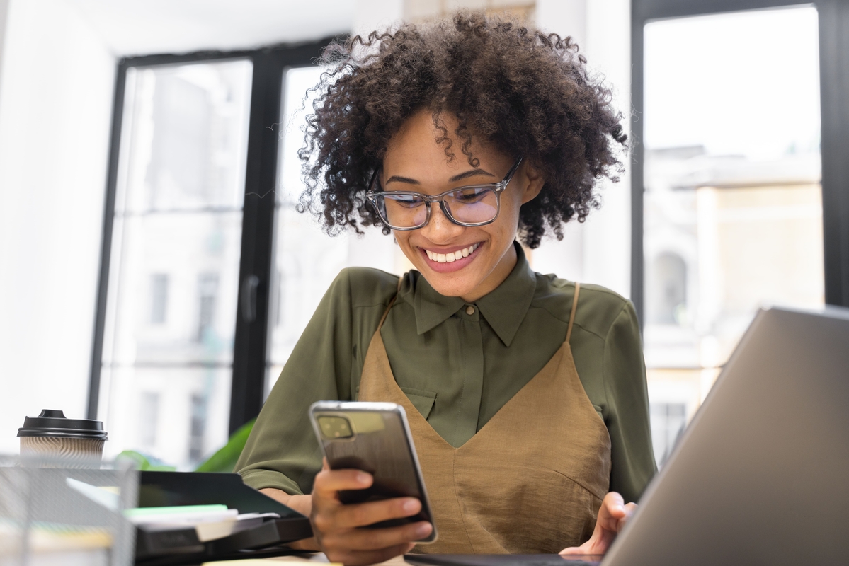 Celular cresce como fonte de renda entre brasileiros em 2025