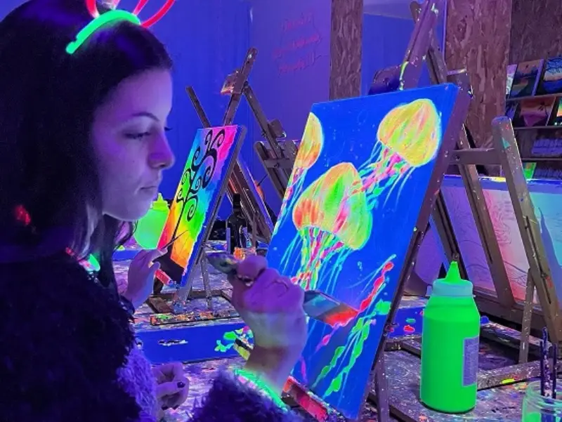 Oficina “Arte que Brilha” retorna ao Floripa Shopping com tintas neon e muita criatividade no escuro