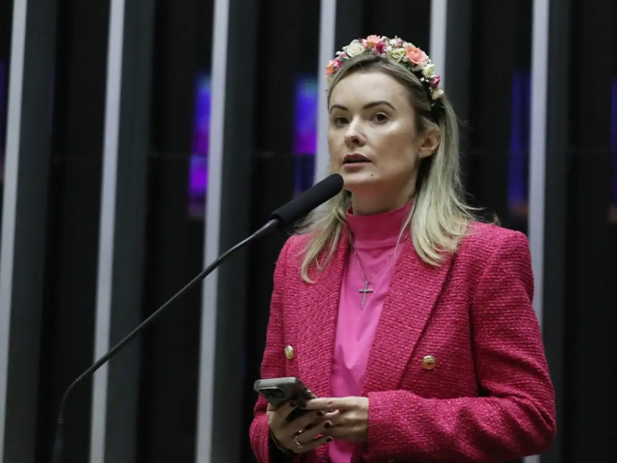 Deputada Júlia Zanatta quer barrar vacinação infantil: projeto gera alerta na saúde