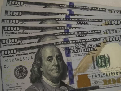 dólar fecha em queda e atinge o menor valor em oito meses após conversa entre trump e xi
