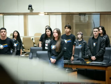 Estudantes do ensino médio tomam posse como deputados jovens na Alesc