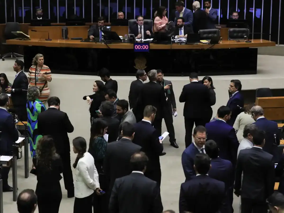 Plenário da Câmara derruba decreto de Lula sobre IOF