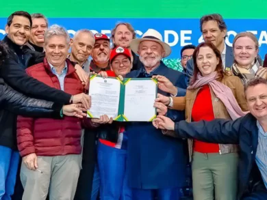 O Governo Federal oficializou a criação do Assentamento Maila Sabrina por meio do Programa Terra da Gente, beneficiando 450 famílias com investimento de R$ 344 milhões. A assinatura da Portaria ocorreu na manhã de hoje, durante ato realizado na Comunidade Maila Sabrina, localizada entre os municípios paranaenses de Ortigueira e Faxinal, com a presença do presidente Lula, do ministro do Desenvolvimento Agrário e Agricultura Familiar (MDA), Paulo Teixeira, da presidente substituta do Instituto Nacional de Colonização e Reforma Agrária (Incra), Débora Mabel, Nogueira Guimarães, entre outras autoridades. Durante fala direcionada ao Movimento dos Trabalhadores Rurais sem Terra (MST), o presidente Lula reforçou o compromisso do governo com a reforma agrária e destacou a importância da produção agrícola como garantia da segurança alimentar de alta qualidade. "Nós temos a obrigação moral, ética e política de debater com todos que são contra a reforma agrária, que não conhecem o sacrifício de vocês, e tentam vender a imagem de que vocês são invasores de terra, quando, na verdade, vocês são invasores de busca de dignidade, respeito e direito. Então, temos que trabalhar para fazer o que prometemos. Nós vamos fazer um esforço para entregar o compromisso firmado com vocês. Quanto mais gente estiver produzindo no campo, quanto mais proprietários tivermos, quanto mais investimento, melhor a qualidade do alimento, e todo mundo vive melhor", ressaltou. O ministro do MDA, Paulo Teixeira, reforçou a visão do governo e dos movimentos sociais sobre a reforma agrária como um projeto estratégico para o desenvolvimento sustentável, inclusão social e combate à fome no Brasil. "Quero agradecer a vocês que lutaram durante 22 anos para manter essa chama acesa. Vi no Maila Sabrina o caminho para tirar os brasileiros do mapa da fome e tirar também aqueles que se alimentam mal para se alimentarem de forma saudável. Por isso, a reforma agrária é decisiva para a gente avançar e ter soberania alimentar, com o povo bem alimentado. Meta Teixeira fez um balanço da política da reforma agrária entre 2023 e 2025. "Nós já cadastramos 125 mil pessoas morando em acampamentos. Durante o governo do presidente Lula, nós nos comprometemos a assentar 60 mil famílias, no mínimo. A nossa meta para 2025 é de assentar 30 mil famílias, nós encerramos maio com mais de 15 mil famílias assentadas. Nós vamos cumprir a meta!". Ao todo, até o final do terceiro mandato do presidente Lula, serão 326 mil famílias beneficiadas em assentamentos tradicionais, ambientalmente diferenciados, regularização e reconhecimento. O dirigente nacional do MST, Professor Roberto Baggio, parabenizou a atuação conjunta entre os órgãos para viabilizar a formalização do assentamento, ressaltando o papel decisivo do presidente Lula. "Essa solução só foi possível porque foi uma ação conjunta e teve um componente central, a determinação do Lula em transformar esse local em assentamento. O que estamos sentindo aqui é parte da nossa história e da nossa caminhada. Daqui pra frente vamos ver o que é desenvolvimento econômico, social e produtivo. Nesse andar histórico, temos certeza que, na reforma agrária, nós podemos ter a melhor cesta básica, a melhor alimentação do mundo, pela capacidade que a gente tem", disse. Parcerias O MDA e a Itaipu Binacional assinaram Protocolo de Intenções para ampliação do Programa de Aquisição de Alimentos - Modalidade Compra Institucional (PAA-CI) para compra de alimentos da agricultura familiar, beneficiando a comunidade da região perto da Usina de Itaipu e valorizando os agricultores familiares. Foi firmado, ainda, Acordo de Cooperação para o desenvolvimento de sistemas de arranjos produtivos visando a implementação de territórios saudáveis e sustentáveis com foco na bioeconomia. O acordo tem como objetivo promover o desenvolvimento rural sustentável em área prioritária sob influência da Itaipu Binacional, abrangendo 434 municípios nos estados do Paraná e Mato Grosso do Sul. O projeto beneficiará 5 mil agricultores familiares, com investimento total de mais de R$ 50 milhões, garantindo a disponibilização de serviços gratuitos de Assistência Técnica e Extensão Rural (Ater). O MDA e o Banco do Brasil assinaram contrato do Programa Nacional de Fortalecimento da Agricultura Familiar A (Pronaf A) no valor de R$ 52.500,00 para investimento em sistema de irrigação no Assentamento Eli Vive, em Londrina (PR). Também foi destinado Crédito Instalação Fomento Mulher, superando o valor de R$ 1,3 milhão, beneficiando 142 mulheres do Assentamento Eli Vive. Maila Sabrina O imóvel Fazenda Brasileira é ocupado desde 2003 pela comunidade Maila Sabrina. As famílias sofreram, ao longo de 20 anos, vários processos de despejos. Em 2023, elas foram cadastradas pelo Incra por meio da Plataforma de Governança Territorial - Campo (PGTCampo). Atualmente, a área de 10.600 hectares é ocupada pela comunidade de forma estruturada e consolidada, com aproximadamente 450 famílias que realizam uma grande diversidade de atividades produtivas, entre elas o cultivo orgânico de grãos, hortaliças, verduras e frutas, pequenas criações de animais (caprinos, bovinos, aves e suínos), agroindústrias, serviços públicos e comunitários, eventos culturais e religiosos. Fonte: Agência Gov