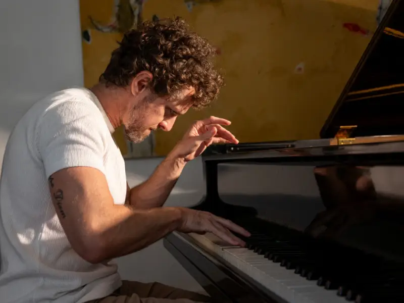 João Ventura retorna ao Franz Cabaret com show vibrante que celebra a música brasileira