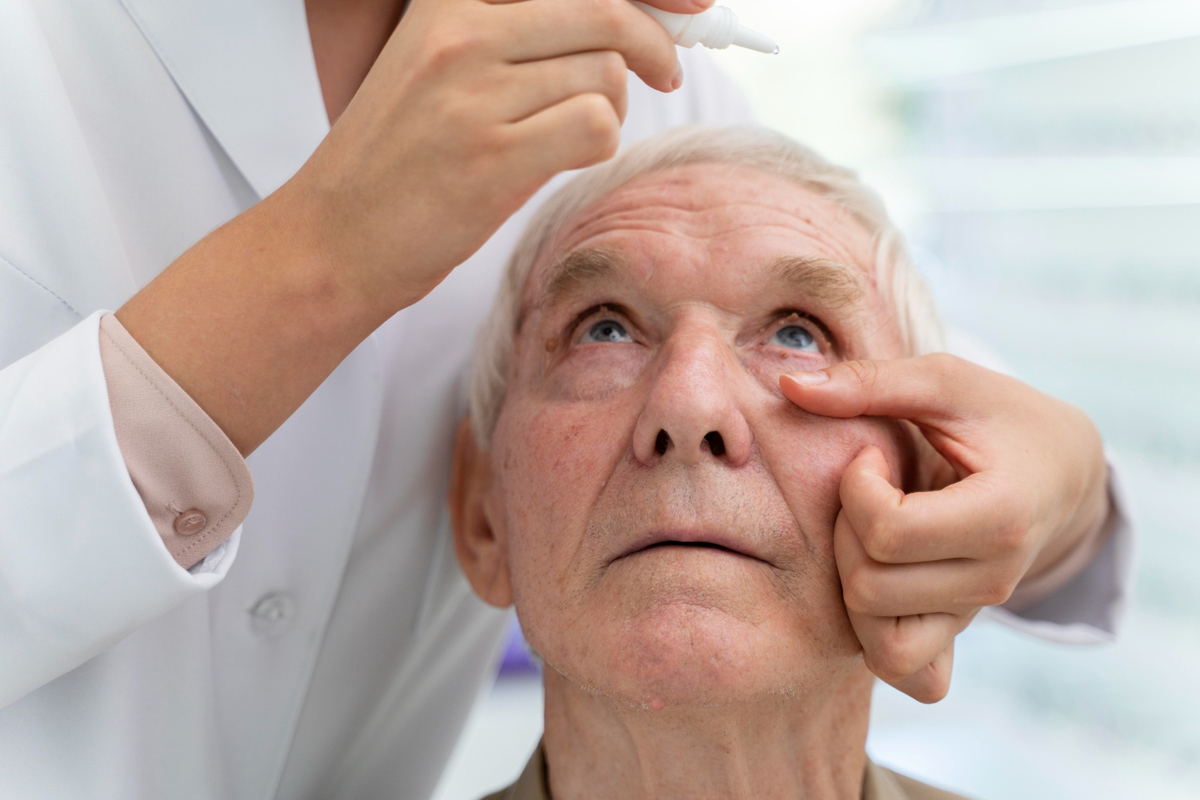 Especialista em cirurgia de catarata explica procedimento
