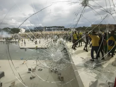 O Supremo Tribunal Federal (STF) já condenou 643 acusados pela participação nos atos golpistas de 8 de janeiro de 2023. O balanço das condenações foi divulgado pela Procuradoria-Geral da República (PGR), órgão responsável pelas denúncias enviadas ao Supremo para responsabilizar as pessoas que invadiram e depredaram as instalações do Congresso, Palácio do Planalto e do Supremo. As condenações envolvem os executores do atos, que foram apenados pelos crimes de associação criminosa armada, dano qualificado, deterioração do patrimônio tombado, abolição violenta do Estado Democrático de Direito e tentativa de golpe de Estado. O tempo de prisão varia entre três e 17 anos, além do pagamento solidário de R$ 30 milhões pelos danos causados pela depredação de obras de arte, móveis históricos, estofados, aparelhos eletrônicos, entre outros. Acordo Conforme o levantamento divulgado pela PGR, 555 acusados assinaram acordo de não persecução penal (ANPP) e terão seus processos encerrados. O acordo permite que os acusados que não participaram diretamente dos atos de depredação possam confessar os crimes em troca de medidas diversas da prisão. No dia 8 de janeiro, esses acusados estavam em frente ao quartel do Exército, em Brasília, e foram acusados de associação criminosa e incitação aos atos. Por terem cometido crimes de menor gravidade, eles foram condenados a de um ano de prisão, mas as penas foram substituídas pela prestação de serviços comunitários e a presença em um curso sobre democracia. Os acusados também estão com o passaporte retido, porte de arma revogado e deverão pagar solidariamente o valor de R$ 5 milhões por danos morais coletivos.