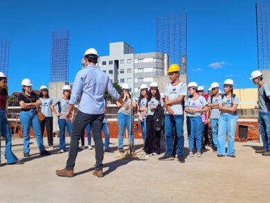 Alunos visitam obra do Residencial Central Park, em Curvelo