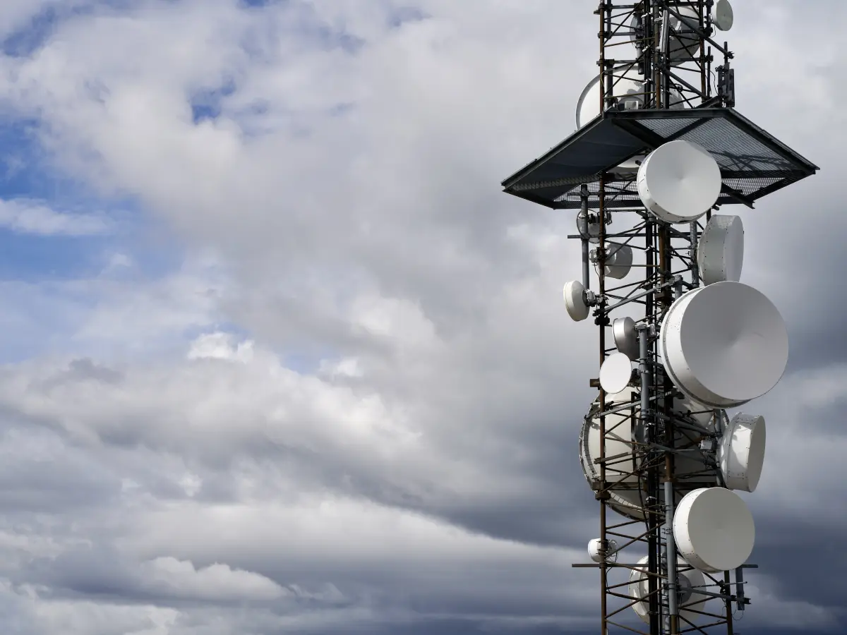 A tecnologia 5G completa três anos de implantação no Brasil, neste domingo (6), com mais de mil municípios com acesso à rede que oferece maior velocidade de tráfego, segundo balanço divulgado pela Conexis Brasil Digital, o sindicato das empresas de telecomunicações. Ao todo, 1.025 municípios brasileiros receberam a nova tecnologia, beneficiando e 47,2 milhões de clientes, nos últimos três anos. De acordo com a Conexis, o 5G está presente em municípios com maior número de habitantes, atingindo mais de 70% da população brasileira. A primeira cidade a ter acesso à tecnologia foi Brasília, em 6 de julho de 2022. Atualmente, o estado de São Paulo é onde o 5G é mais adensado. O estado tem o maior número de antenas 5G, com mais de 10,2 mil estruturas, em 622 municípios – o equivalente a 25% do total do país. Já o Acre é a unidade federativa com o menor número de antenas 5G no país: 169, instaladas em cinco cidades. Funcionamento Pelas regras do edital da Agência Nacional de Telecomunicações (Anatel), que disciplinou a implantação do 5G em novembro de 2021, as operadoras deveriam atender a todas as capitais brasileiras, além do Distrito Federal, com pelo menos uma estação radiobase (ERBs) do 5G para cada 10 mil habitantes, além de 53 municípios com mais de 500 mil habitantes, até 31 de julho de 2025. A Conexis informou que as operadoras não apenas atenderam 100% das metas previstas para julho de 2025, como avançaram em 60% nos compromissos estipulados para 2026. “Em relação à infraestrutura em todo o Brasil, as empresas já instalaram 73% do número de antenas previstas nas metas do edital até 2030. São 45.281 de um total de 62.275 planejadas até 2030 para atender todas as metas do leilão.” A tecnologia 5G oferece altas velocidades, baixa latência e capacidade de conectar múltiplos dispositivos simultaneamente, abrindo portas para avanços na indústria 4.0, telemedicina, agricultura de precisão e no mercado de Internet das Coisas (IoT). Dados divulgados pela Anatel, com base em informações do movimento ANTENE-SE, mostram que um dos principais desafios para a ampliação da oferta do 5G no país é a falta de legislação local disciplinando a implantação e uso das antenas, a Lei Geral das Antenas (Lei nº 13.116/2015). Em abril, havia 450 cidades com leis aprovadas e com o 5G em funcionamento. Nesses locais estão cerca de 85% de todas as estações 5G do país (41 mil estações). Por outro lado, 849 municípios operam sem uma legislação adequada. Nesses locais, há apenas 6,3 mil estações de 5G, o que equivale a 15% do total nacional. Além disso, a população média atendida por estação mostra a discrepância entre os locais com legislação atualizada e os que não a tem. Em cidades com leis adequadas, há uma média de 3.189 habitantes por ERB, enquanto nos municípios sem a devida legislação esse número sobe para 7.031 habitantes. “A ausência de uma lei local específica traz uma série de complicações para os municípios, que enfrentam dificuldades na instalação de novas antenas, prejudicando a cobertura de sinal e a qualidade do serviço. Merece atenção o fato de que existem muitas cidades em que o 5G já está instalado, mas sem uma legislação atualizada, o que impõe dificuldade adicionais para a implementação desta tecnologia, que exige cinco vezes mais antenas que o 4G”, disse a Anatel.