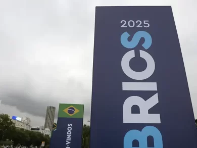A Carta do Rio de Janeiro, declaração final dos líderes que participam da reunião de cúpula do Brics, que acontece neste domingo (6) e na segunda-feira (7), no Rio de Janeiro, traz um capítulo específico que manifesta compromisso contra “todas as formas de discriminação”. “Reafirmamos a necessidade de todos os países cooperarem na promoção e proteção dos direitos humanos e das liberdades fundamentais sob os princípios da igualdade e do respeito mútuo e de combaterem a todas as formas de discriminação”, afirma trecho do parágrafo que trata de parcerias e promoção do desenvolvimento humano, social e cultural.   O Brics é um grupo formado por 11 países-membros e dez parceiros, que se identificam como Sul Global, nações em desenvolvimento e desafios sociais similares. A reunião de líderes acontece no Museu de Arte Moderna do Rio, uma vez que o Brasil ocupa a presidência rotativa anual do grupo.   Além do combate a todas as formas de discriminação, os países do bloco se comprometem a fortalecer a cooperação em questões populacionais para o desenvolvimento socioeconômico, particularmente no que diz respeito aos direitos e benefícios de mulheres e pessoas com deficiência, ao desenvolvimento da juventude, ao emprego e futuro do trabalho, à urbanização, à migração e ao envelhecimento.  Direitos humanos O trecho da declaração também faz citação direta aos direitos humanos e à democracia.   “Necessidade de promover, proteger e cumprir os direitos humanos de forma não seletiva, não politizada e construtiva, sem padrões duplos, por meio do diálogo e da cooperação construtivos. Apelamos ao respeito à democracia e aos direitos humanos. Nesse sentido, destacamos que eles devem ser implementados tanto no nível da governança global quanto no nível nacional”, afirma o documento diplomático.  A Carta do Rio de Janeiro aponta entre os elementos a serem combatidos o racismo, xenofobia (aversão a estrangeiros) e intolerância religiosa. "Reiteramos a necessidade de intensificar a luta contra o racismo, a discriminação racial, a xenofobia e intolerâncias correlatas, bem como contra a discriminação com base na religião, fé ou crença, e todas as suas formas contemporâneas ao redor do mundo”.  Os líderes advertiram ainda sobre “tendências alarmantes de discurso de ódio, desinformação e informação enganosa crescentes”.  Os representantes dos países saudaram uma decisão da União Africana (organismo composto pelos 55 países do continente), que designou 2025 como ano de reparação para africanos e os afrodescendentes. “Reconhecemos os esforços da União Africana para combater o legado destrutivo do colonialismo e do tráfico de escravizados”.   Em vários momentos, o documento defende a importância do empoderamento das mulheres e de garantir participação delas plena, igualitária e significativa em todas as esferas da sociedade”.   Os países citaram discussões promovidas sob a presidência brasileira relacionadas aos impactos da misoginia e da desinformação online sobre as mulheres. Cultura e IA  O grupo de países encoraja os membros a formularem programas para apoiar e fomentar as economias culturais e criativas dos países, “reconhecendo o crescente peso econômico e a contribuição dos setores culturais e criativos para a economia em geral”.   Em referência ao passado colonial, o capítulo ainda ressalta a "importância do retorno de bens e patrimônios culturais aos seus países de origem”. O Brics defende que as relações internacionais sejam em bases não hierárquicas.  Os países reconhecem que a Inteligência Artificial (IA) “está transformando as relações de trabalho, criando oportunidades de emprego, “mas também apresentando desafios, como o deslocamento de empregos e o aumento da desigualdade”.  Dessa forma, o Brics se compromete com políticas inclusivas que utilizem a tecnologia de forma responsável para garantir a IA para o bem e para todos, “levando em consideração as políticas nacionais, as regulamentações e os acordos internacionais aplicáveis”. A quatro meses da COP 30 (Conferência das Nações Unidas sobre as Mudanças Climáticas), que será realizada em novembro, em Belém (PA), o Brics reafirmou compromisso com o aumento do financiamento e com o fortalecimento da governança, da solidariedade e da resiliência na redução do risco de desastres, “incluindo aqueles relacionados à mudança do clima, especialmente para o Sul Global”. Brics  O Brics é formado por 11 países-membros: África do Sul, Arábia Saudita, Brasil, China, Egito, Emirados Árabes Unidos, Etiópia, Indonésia, Índia, Irã e Rússia. Essas nações representam 39% da economia mundial e 48,5% da população do planeta.  Os países que têm status de parceiros são Belarus, Bolívia, Cazaquistão, Cuba, Malásia, Nigéria, Tailândia, Uganda, Uzbequistão e Vietnã. Os parceiros não têm poder de voto.  Os países-membros se alternam ano a ano na presidência. O Brasil será sucedido pela Índia em 2026. 