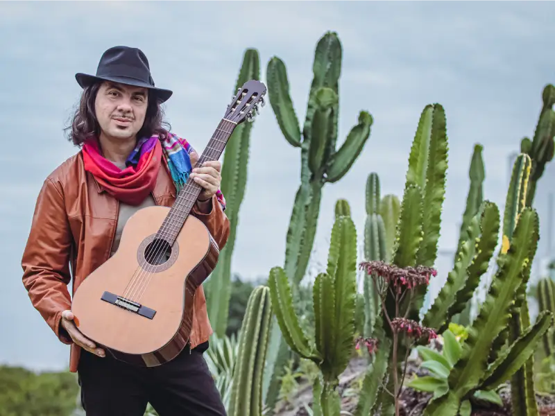 Bernardo Flesch faz show gratuito de música autoral em Florianópolis na Nefasta Cervejaria