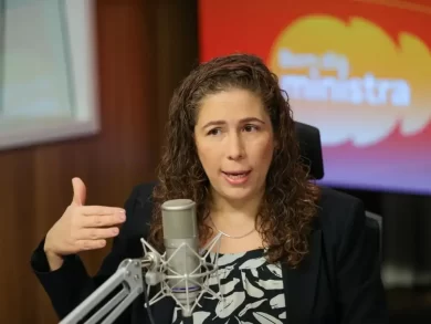 O governo federal está trabalhando para que o Concurso Público Nacional Unificado (CPNU) se torne uma política permanente de Estado. A informação é da ministra da Gestão e da Inovação em Serviços Públicos, Esther Dweck. "Nossa ideia é que a gente possa deixar tudo pronto para que essa política se torne uma política permanente”, disse na manhã desta terça-feira (8), em entrevista a emissoras de rádio durante o programa Bom Dia, Ministra. “A gente está trabalhando com essa lógica que se torne, de fato, uma política permanente. Mas, obviamente, depende. A gente não terá em 2026. A gente fez em 2025 justamente porque 2026 é um ano eleitoral e tem muito mais restrições nessa área de concurso.” Segundo a ministra, a proposta é seguir um caminho similar ao do Exame Nacional do Ensino Médio (Enem). “Faz a primeira edição, aperfeiçoa pra próxima. Aperfeiçoa até que, em um momento, ele fica tão tranquilo que você entra num certo voo de cruzeiro, tranquilo pra permanecer”.  Para que isso ocorra, Esther Dweck falou da parceria com a Escola Nacional de Administração Pública: “A decisão nossa foi justamente, nessa edição do CPNU 2, chamar a Enap para estar mais próxima na execução do concurso”, explicou.  “A Enap agora é quem fez a contratação da banca e assumiu a execução do concurso – obviamente, em parceria muito forte com o ministério [da Gestão e Inovação] que é, digamos assim, o gestor da política. Segundo a ministra, a ideia é que o concurso unificado ocorra periodicamente, a cada dois anos. “A gente espera que, a partir de 2027, ele volte e tenhamos novas edições. A ideia de ser bianual seria uma ideia bem razoável, de dois em dois anos. O ideal para o serviço público são concursos com menos vagas para cada área, mas obviamente somadas muitas vagas, e de forma mais perene e mais frequente, pra que a gente não tenha grandes choques de gerações.” Diálogo Ainda no âmbito do CPNU, a ministra Dweck disse que a pasta está em diálogo e presta esclarecimentos junto ao Ministério Público Federal (MPF) que, na semana passada, pediu a suspensão imediata da segunda edição concurso. Em janeiro, o MPF recomendou ao ministério e à Fundação Cesgranrio, banca organizadora do CPNU, a suspensão da divulgação dos resultados finais da primeira edição do certame até que falhas no cumprimento de regras relativas a cotas raciais previstas na legislação brasileira fossem resolvidas.
