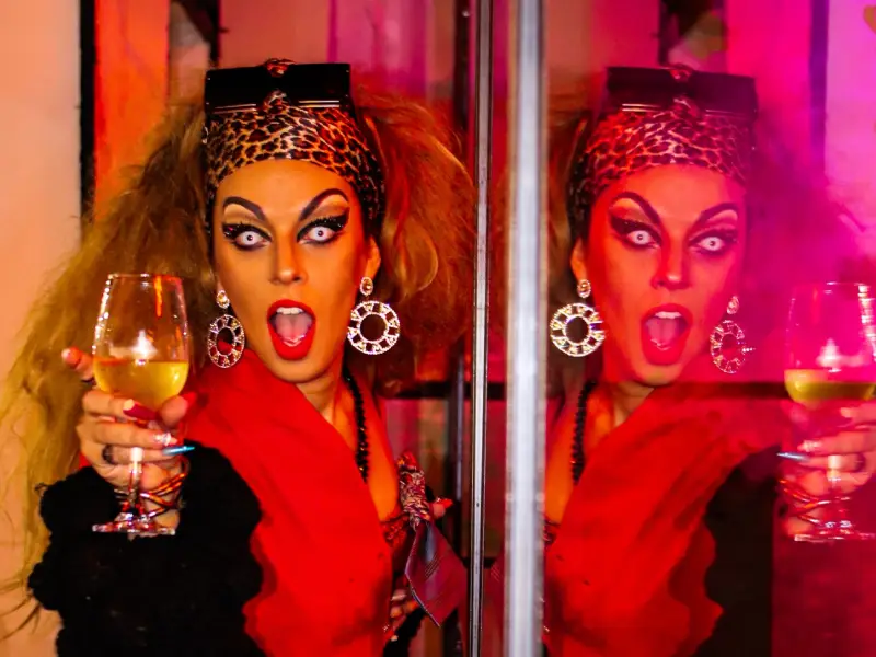 Farofa da Katy Uabba: Drag completa 10 anos de arte e promove festa de despedida