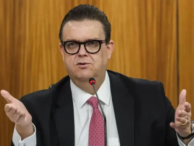 O ministro da Previdência Social, Wolney Queiroz, afirmou nesta quinta-feira (3) que 2,1 milhões de aposentados e pensionistas já estão aptos a receber o ressarcimento pelos descontos irregulares de mensalidades associativas nos benefícios do Instituto Nacional do Seguro Social (INSS). Durante entrevista ao programa A Voz do Brasil, produzido pela Empresa Brasil de Comunicação (EBC), o ministro comentou a decisão do ministro Dias Toffoli, do Supremo Tribunal Federal (STF), que homologou o acordo para realização dos pagamentos, que devem começar no dia 24 deste mês. Wolney Queiroz explicou que o acordo foi necessário para dar rapidez ao processo de devolução dos recursos e evitar questionamentos jurídicos.   Segundo o ministro, o governo federal deve editar uma medida provisória para viabilizar os pagamentos. Pela decisão de Toffoli, os recursos ficarão fora da meta fiscal do arcabouço fiscal. "Quando acontece um caso como esse, que é extraordinário, isso não pode ser computado como um gasto do governo. Esses gastos têm que ser considerados extraordinários para que não compute dentro do teto de gastos estabelecidos pelo governo. Com essa concordância do STF, o governo poderá editar uma medida provisória e pode fazer com que o Congresso aprove essa medida para que o governo tenha disponibilidade financeira para fazer o pagamento", explicou. Para o ministro, o acordo representa o consenso entre o governo e o Judiciário. "É um dia de festa para nós, comemorar o retorno desses recursos para o bolso dos aposentados. Uma grande vitória do governo, uma grande vitória do presidente Lula, que me delegou pessoalmente essa tarefa de fazer com que nenhum aposentado e nenhum pensionista fique no prejuízo", completou. O acordo enviado para chancela do STF foi fechado entre a a Advocacia-Geral da União (AGU), o INSS, o Ministério da Previdência Social, a Ordem dos Advogados do Brasil (OAB), a Defensoria Pública da União (DPU) e o Ministério Público Federal (MPF). Todos os órgãos participaram de uma conciliação aberta por Dias Toffoli. Pagamento Com a homologação do acordo pelo STF, os pagamentos devem começar a 24 de julho e serão feitos de 15 em 15 dias, a partir da data inicial. Cada lote deve contar com o ressarcimento de 1,5 milhão de beneficiários. Os valores serão corrigidos pelo Índice Nacional de Preços ao Consumidor Amplo (IPCA), indicador da inflação. Para  aderir ao acordo, quem foi lesado pelas associações envolvidas no esquema deverá contestar administrativamente o desconto, ou seja, entrar em contato diretamente com o INSS, por meio dos canais de atendimento do órgão. A adesão será voluntária. Em contrapartida, quem entrou na Justiça para receber o ressarcimento deverá desistir da ação contra o INSS, que se compromete a pagar 5% de honorários advocatícios nas ações individuais propostas antes de 23 de abril de 2025. Fonte: Andre Richter – Repórter da Agência Brasil